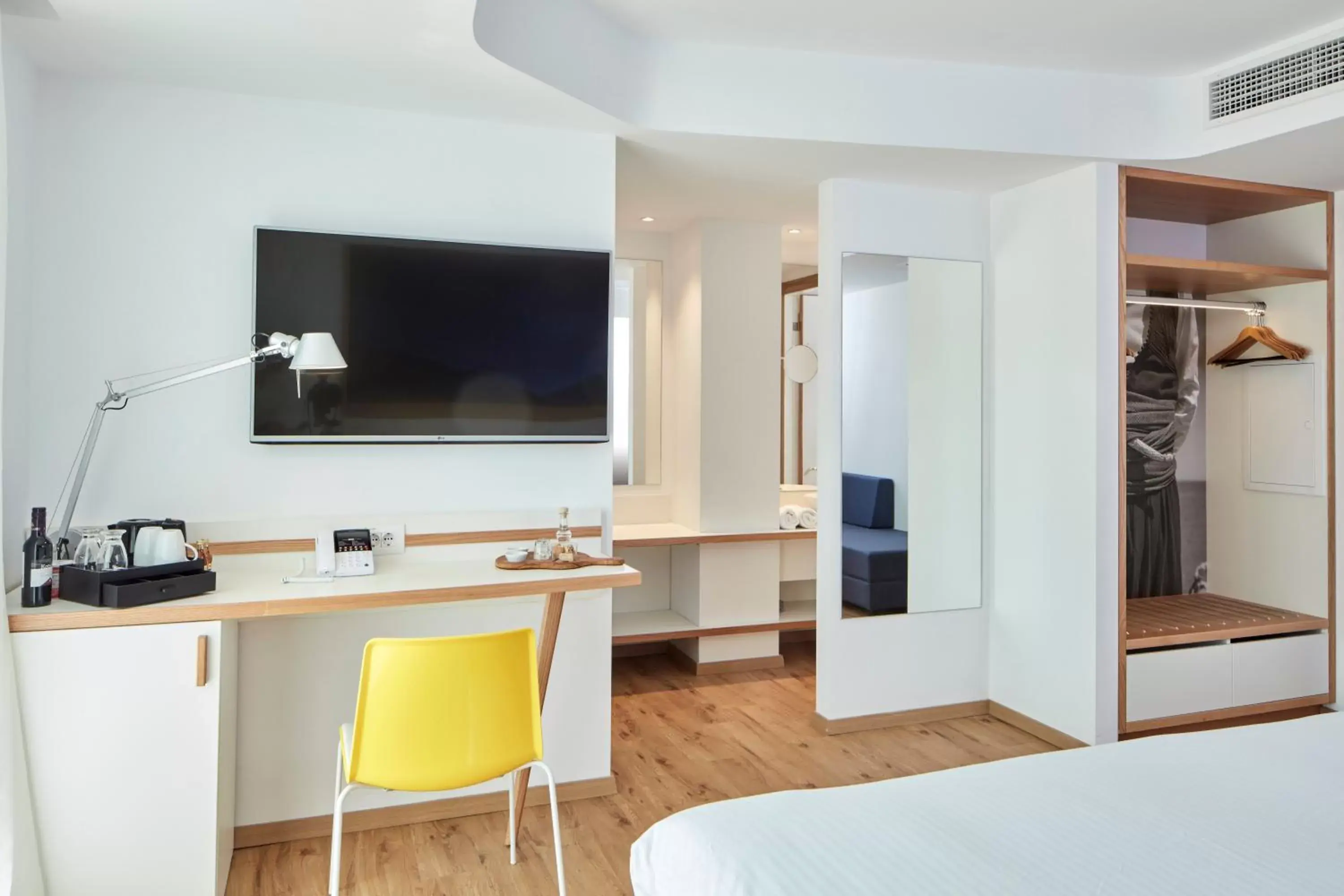 Bathroom, TV/Entertainment Center in Olive Green Hotel