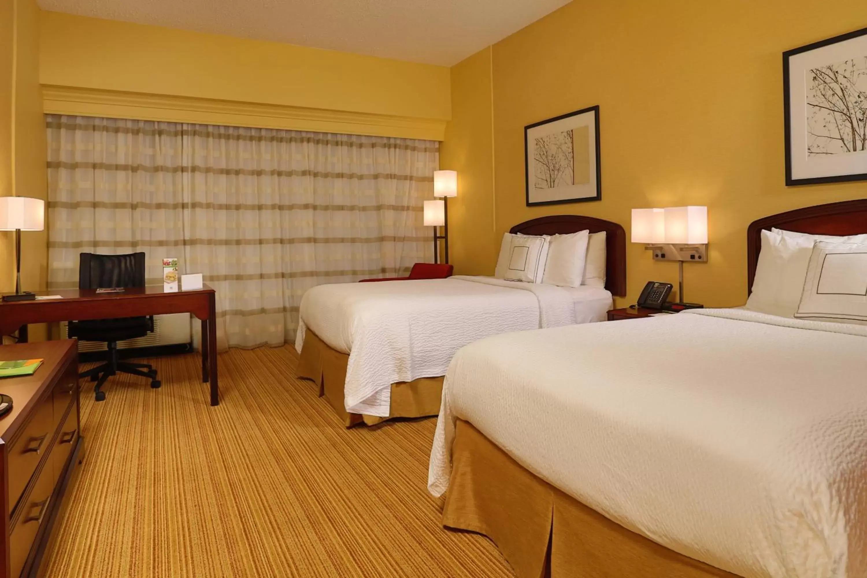 Photo of the whole room, Bed in Courtyard by Marriott Springfield Airport