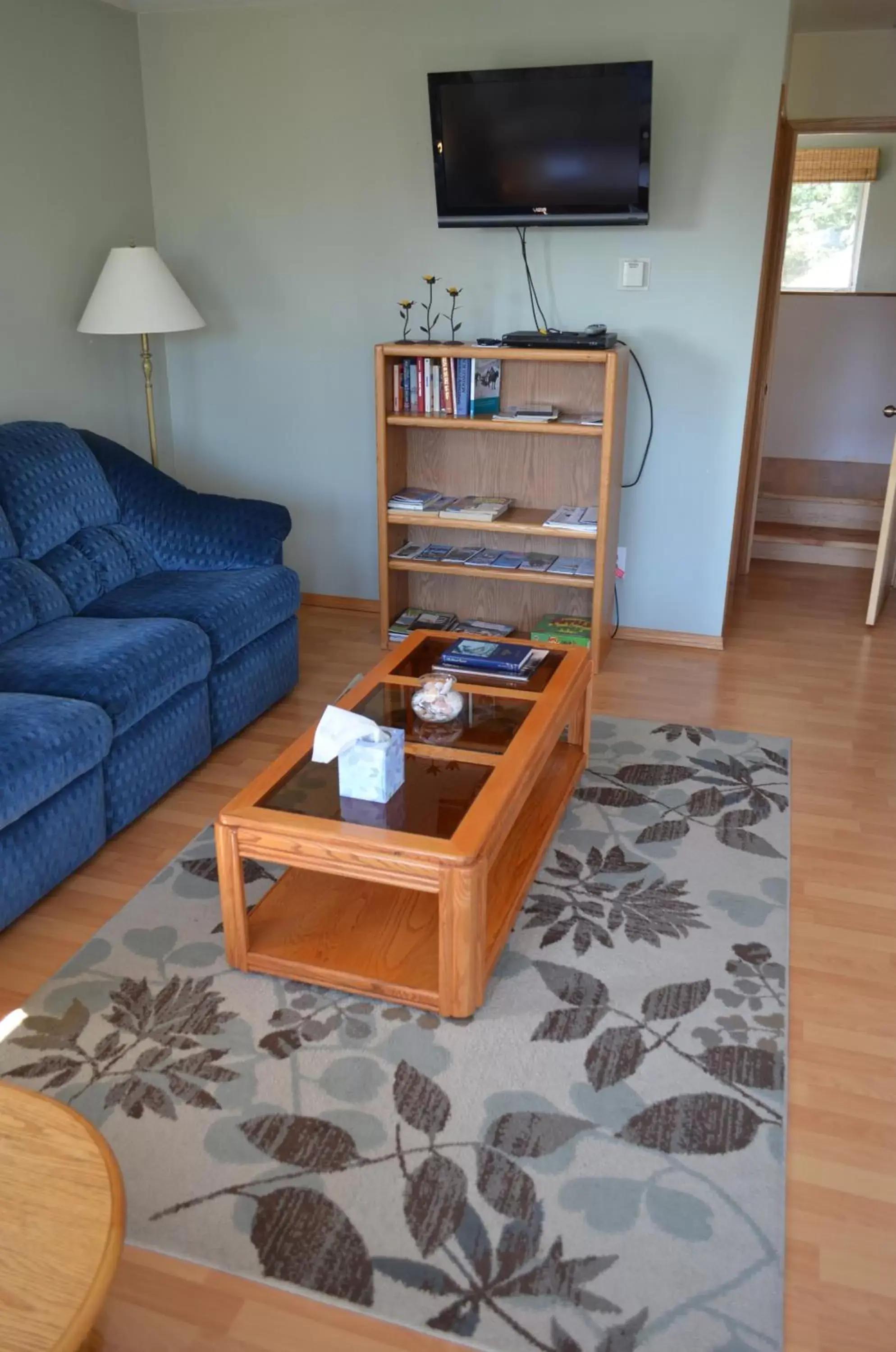 TV/Entertainment Center in Bay Avenue Inn