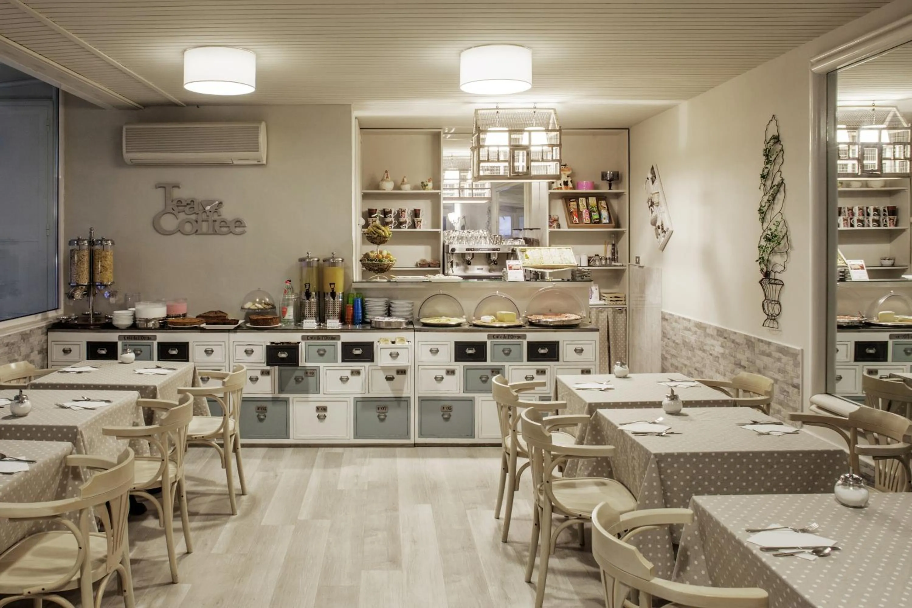 Restaurant/places to eat in Adua & Regina di Saba Wellness & Beauty