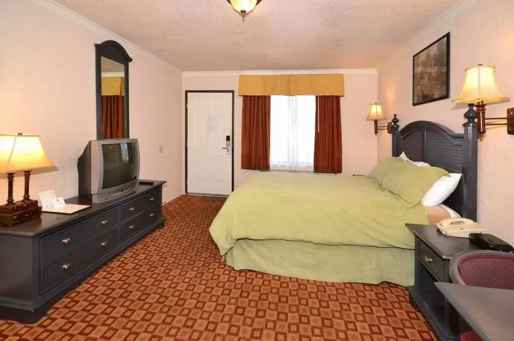 Bed in Santa Clarita Motel