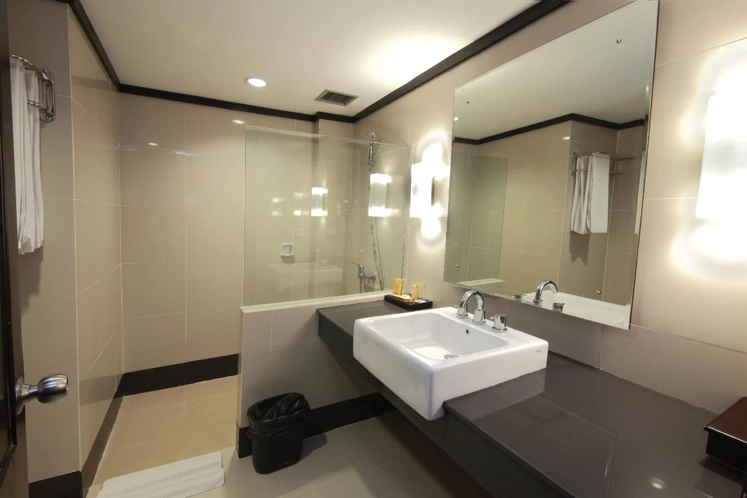 Bathroom in Pangeran Beach Hotel