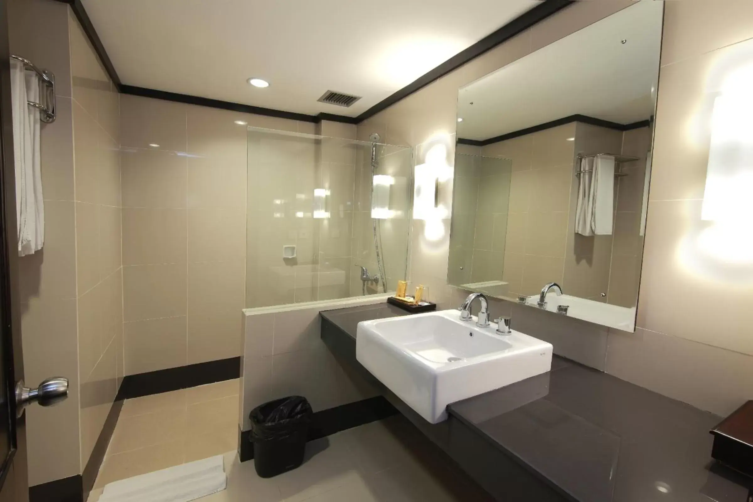 Bathroom in Pangeran Beach Hotel