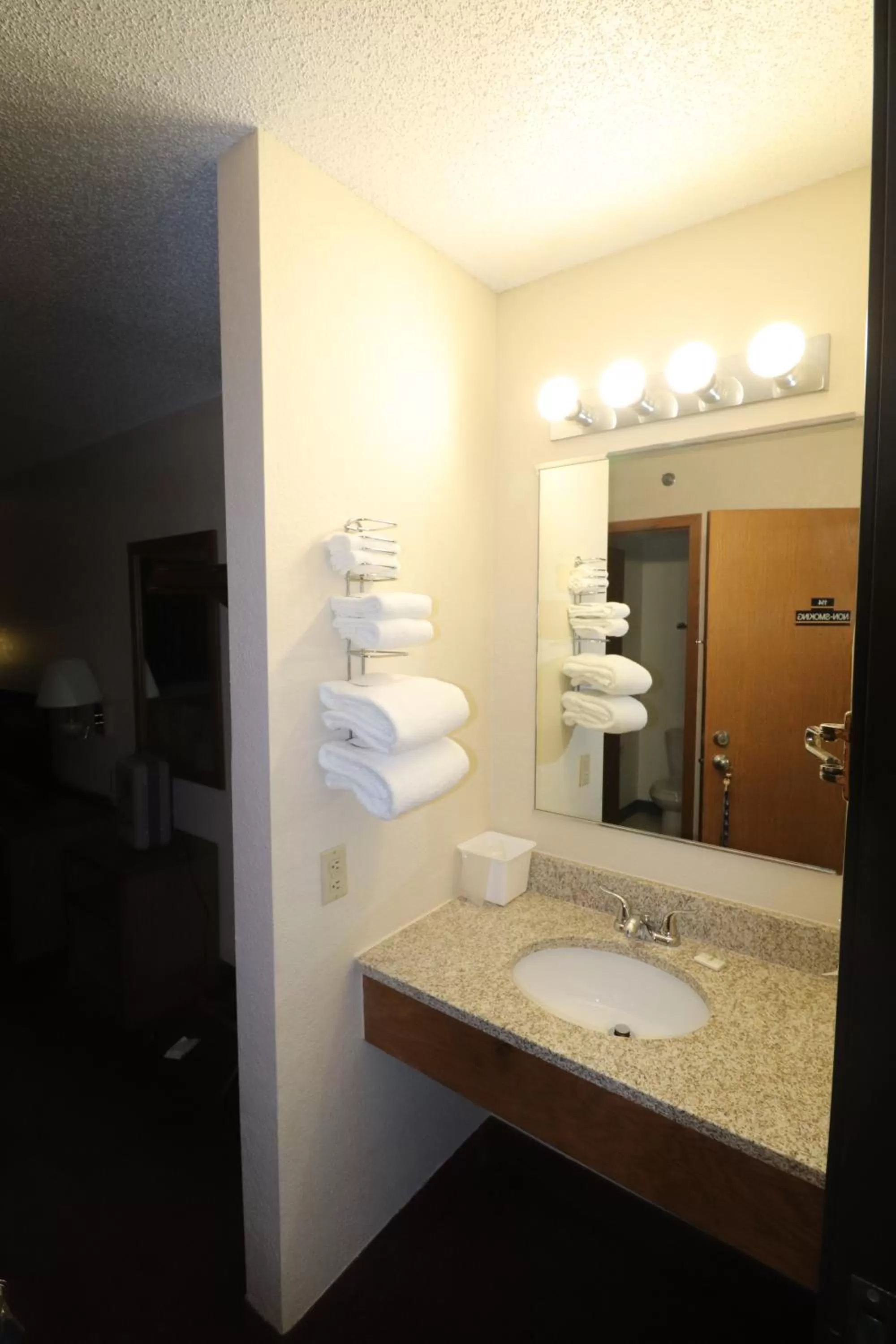 Queen Room - Mobility Access/Non-Smoking in Travelodge by Wyndham Redwood Falls