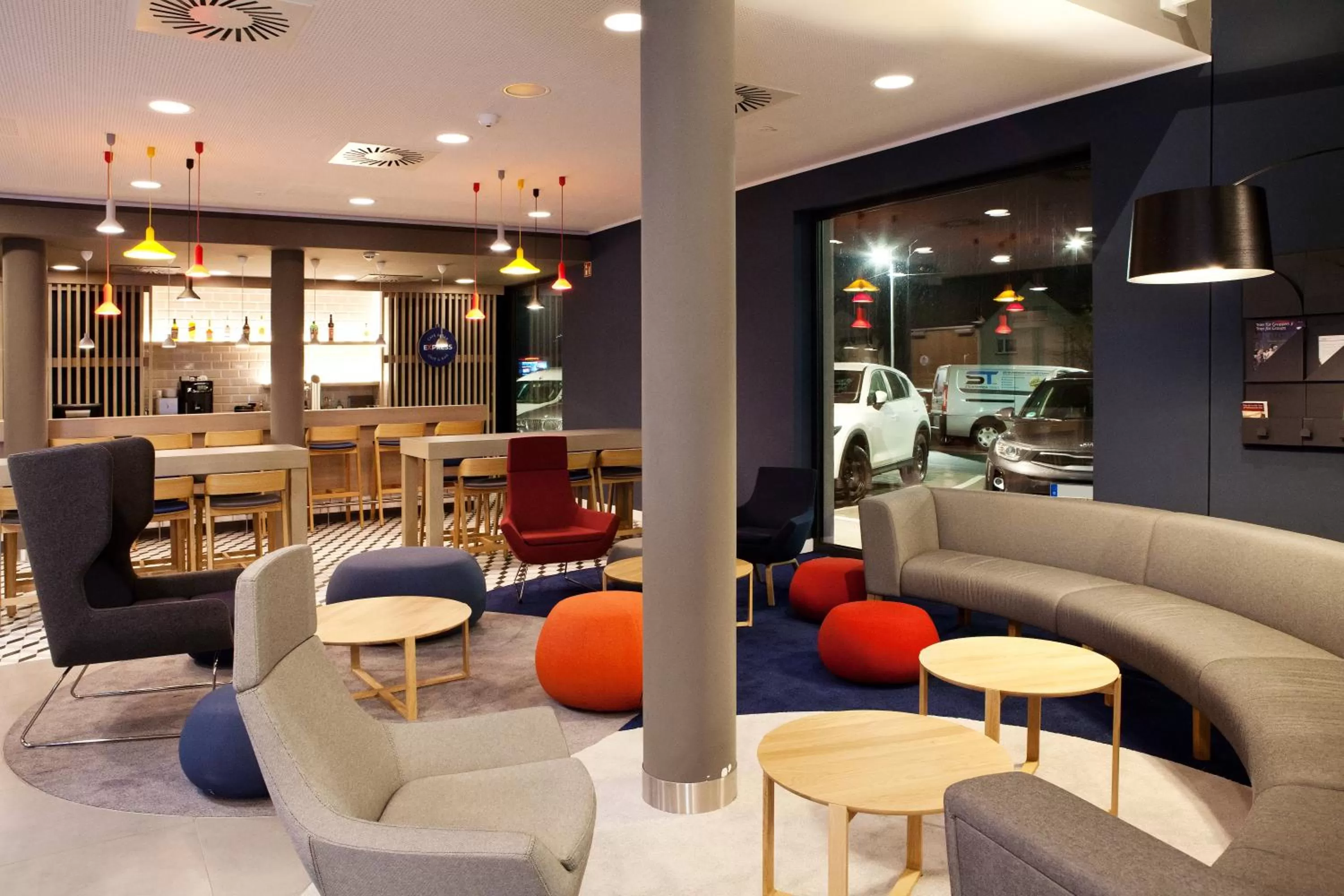 Lounge or bar in Holiday Inn Express - Trier by IHG