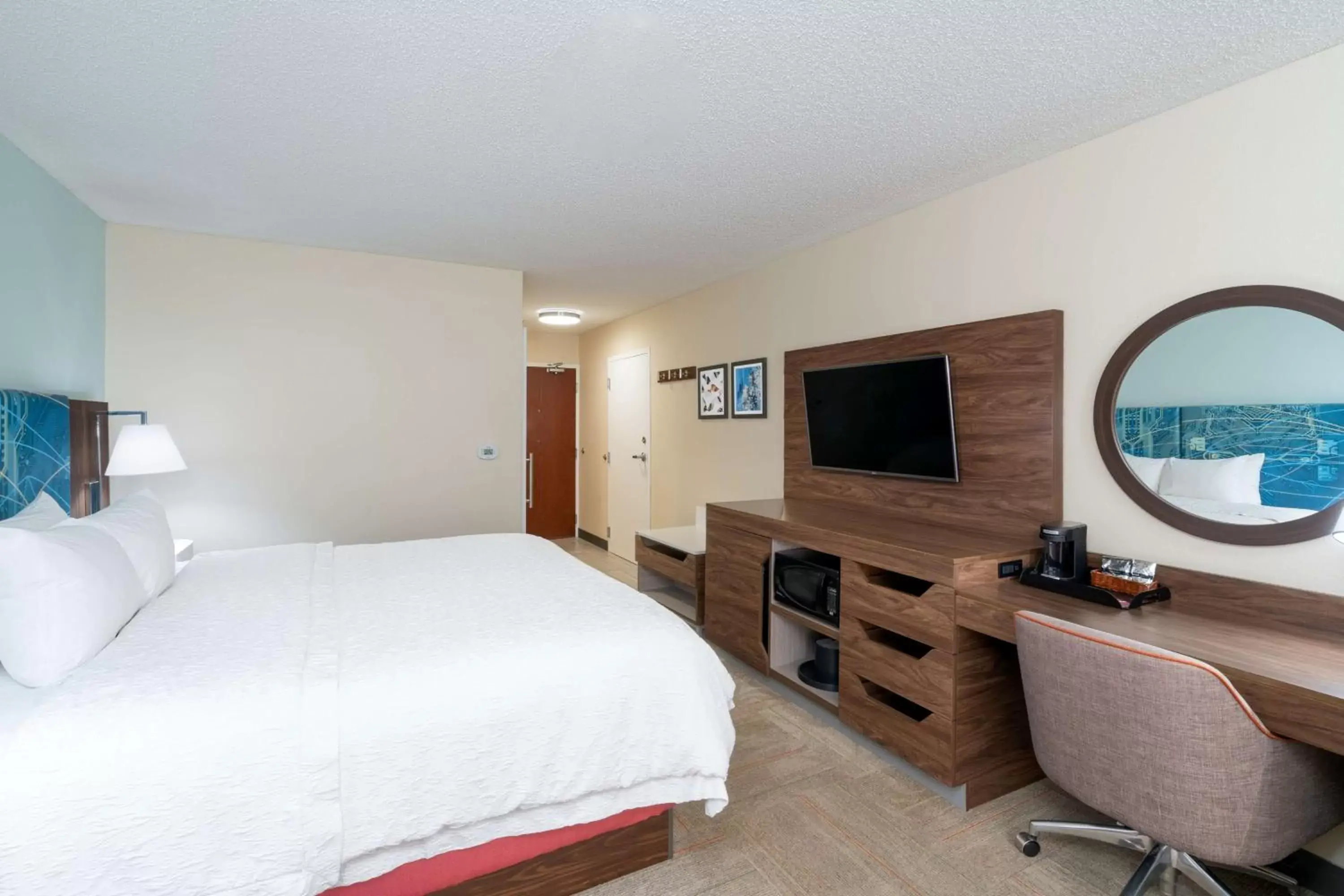 Bedroom, TV/Entertainment Center in Hampton Inn & Suites West Little Rock
