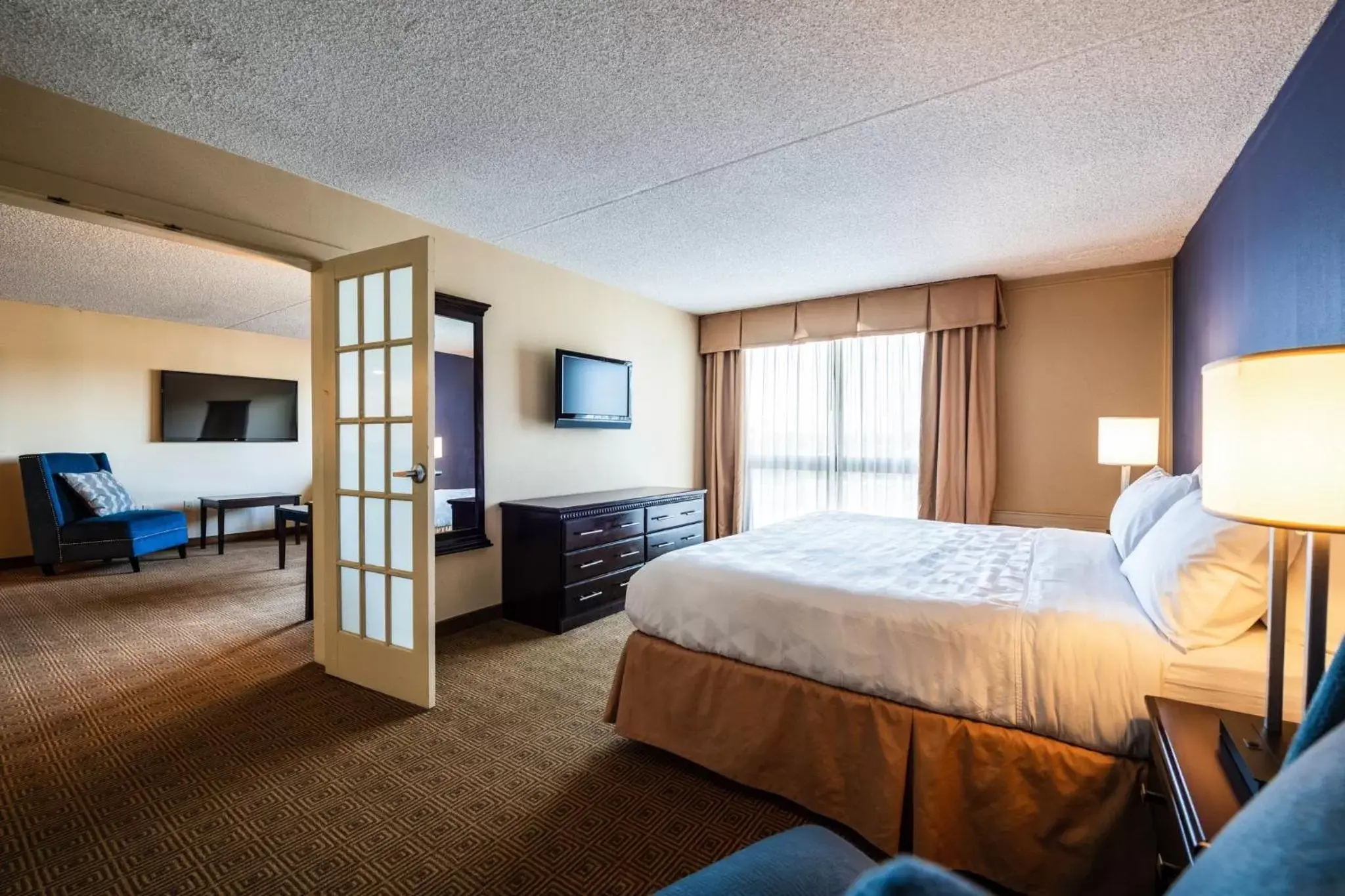 Photo of the whole room, Bed in Holiday Inn South Plainfield-Piscataway, an IHG Hotel