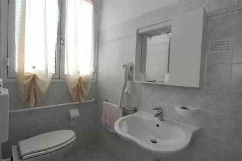 Toilet, Bathroom in Hotel Villa San Giuseppe