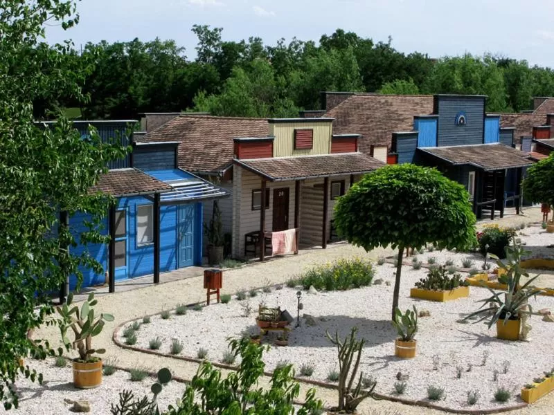 Property building in Convoy Panzió