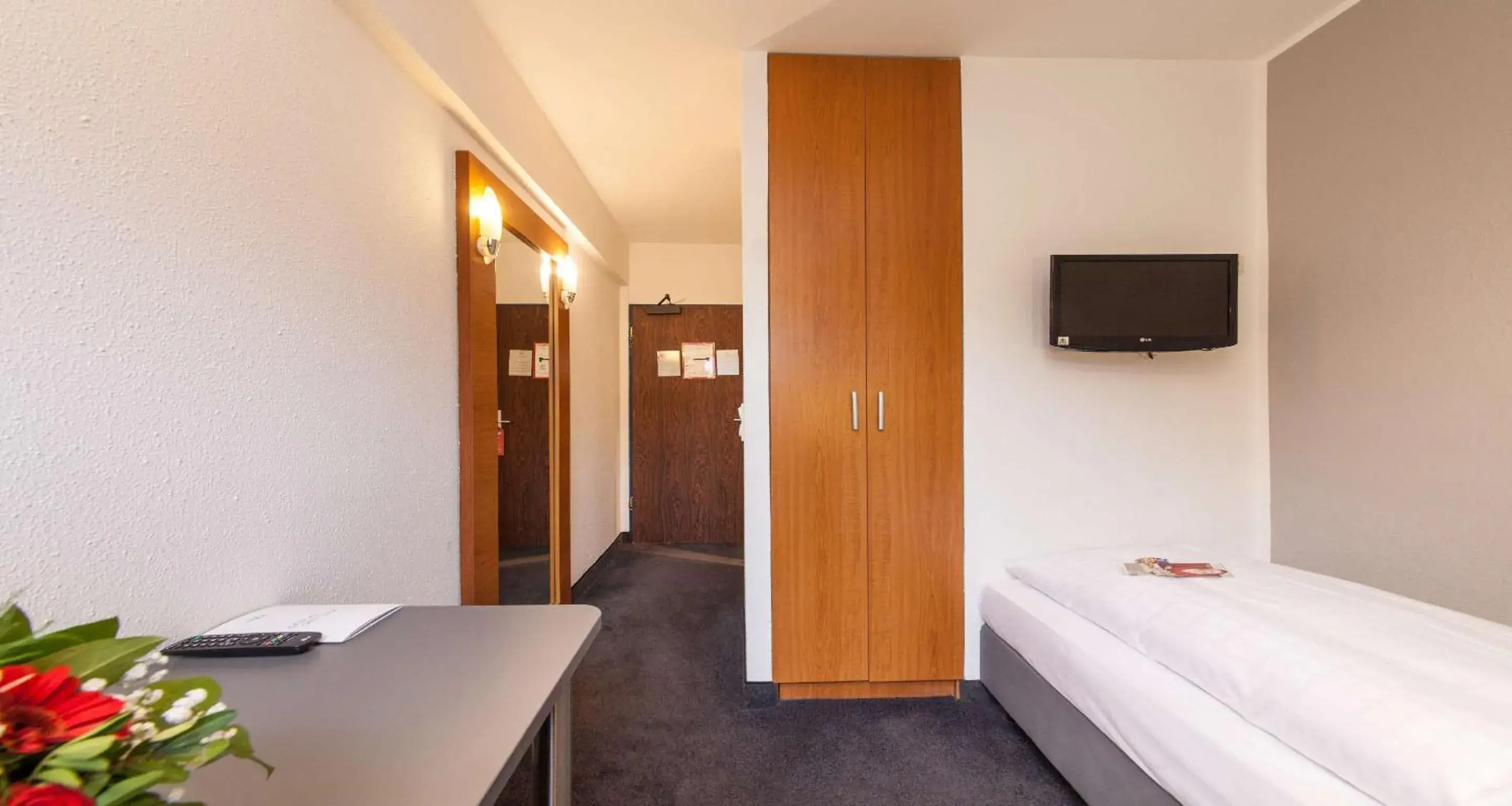 Photo of the whole room, TV/Entertainment Center in Sure Hotel by Best Western Muenchen Hauptbahnhof