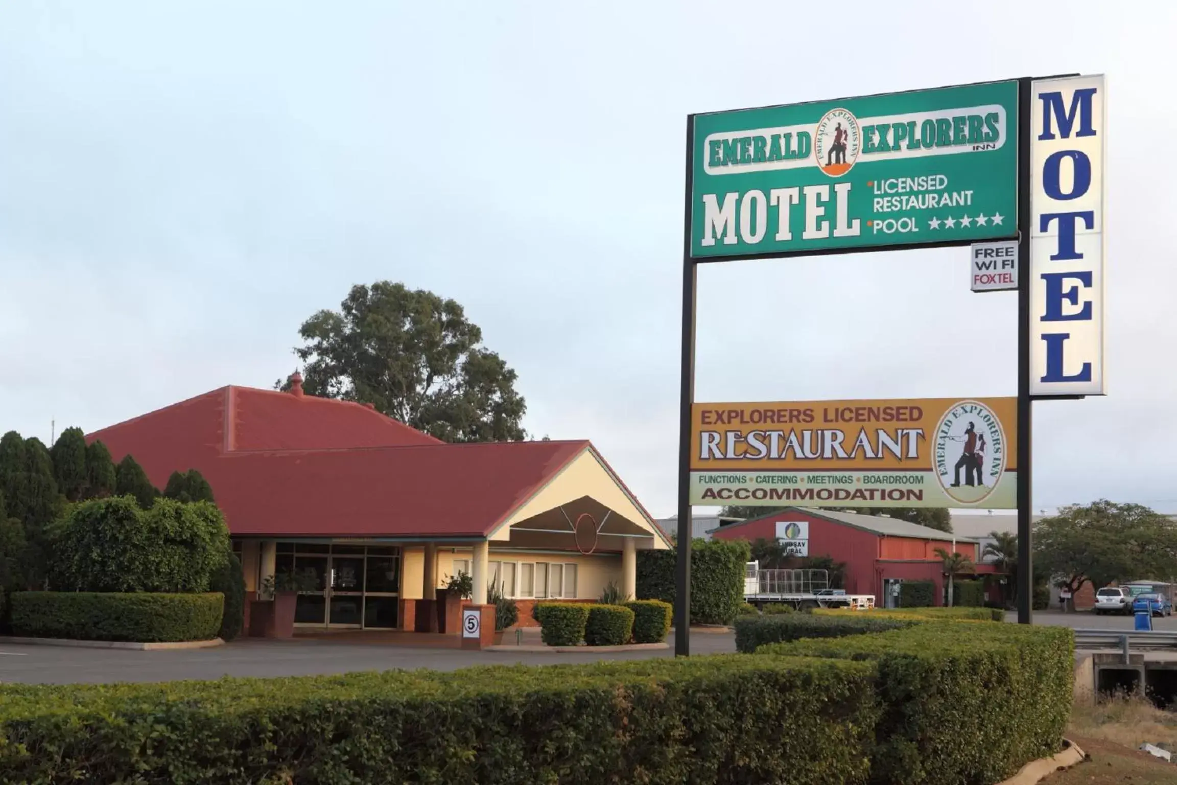 Facade/entrance, Property Building in Emerald Explorers Inn