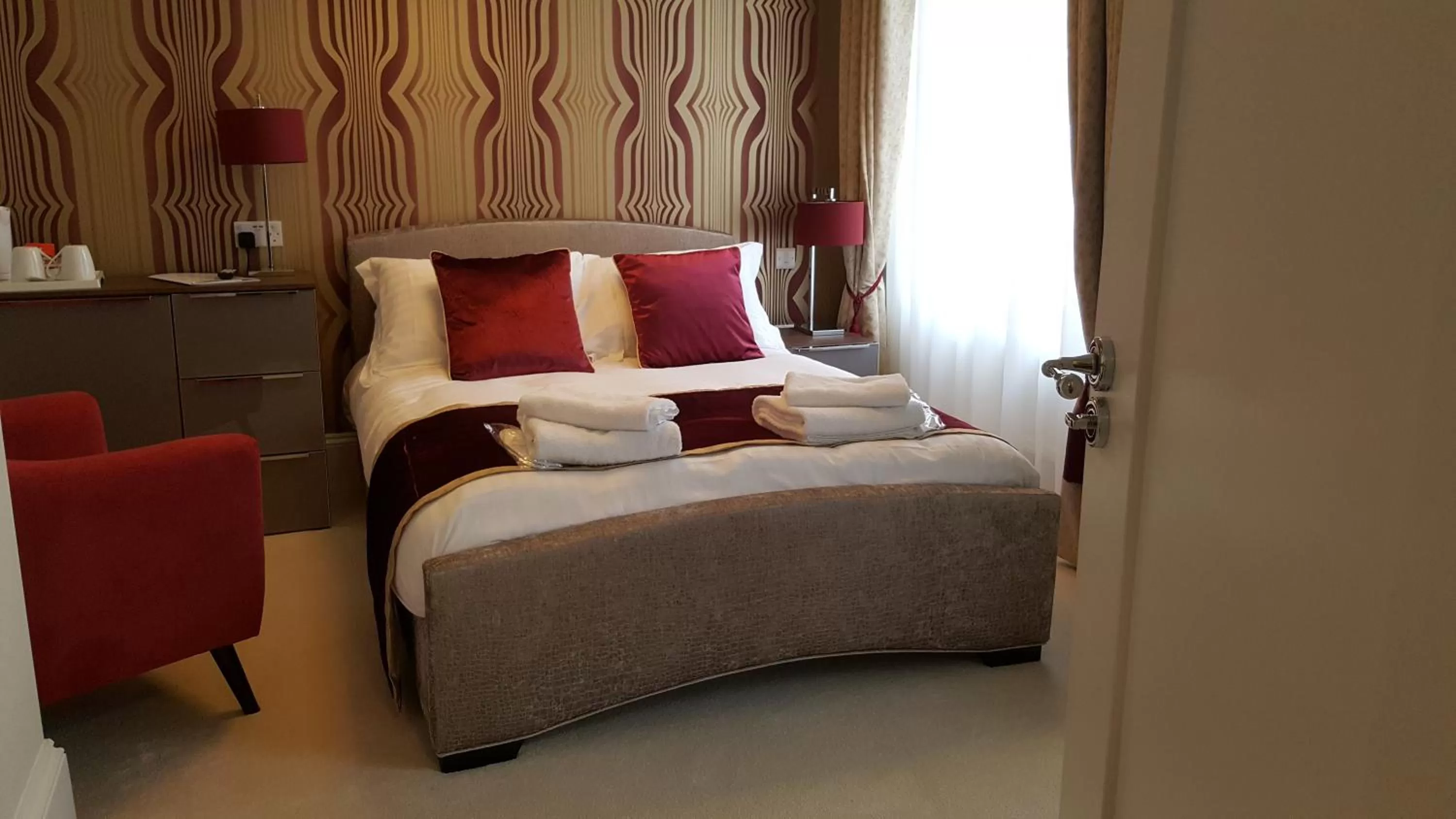 Bedroom, Bed in The Devon Court