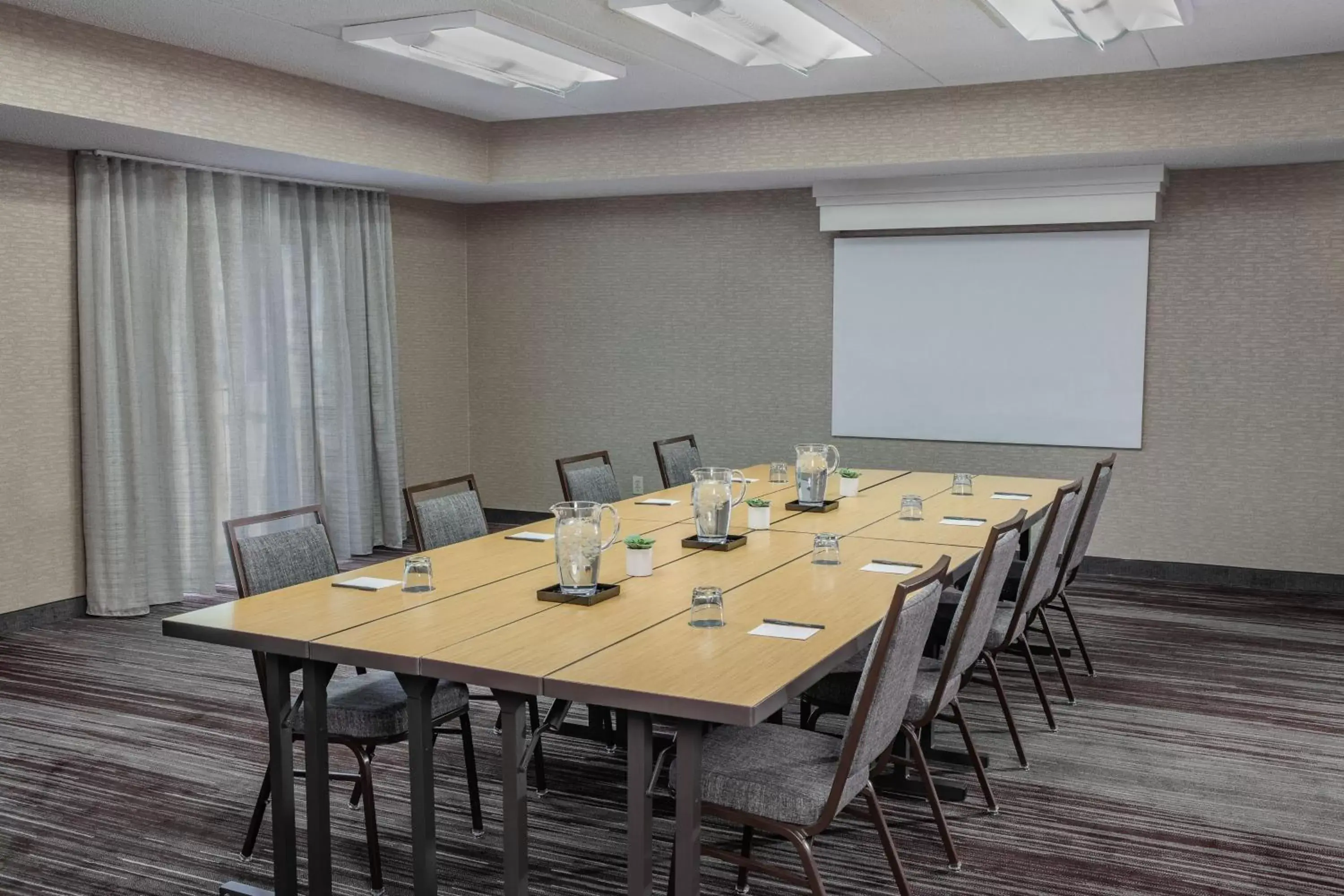 Meeting/conference room in Courtyard by Marriott Greensboro