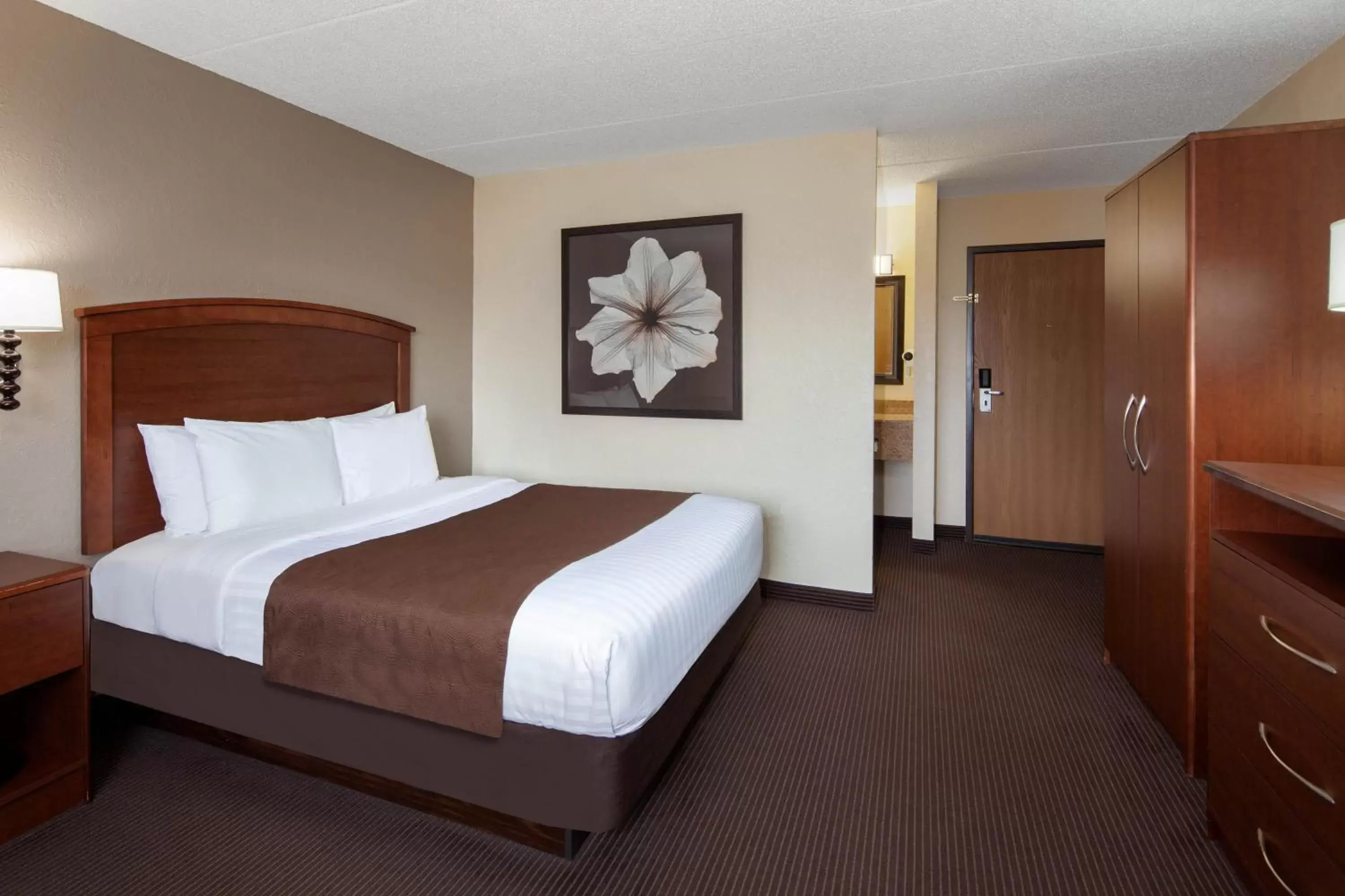 Photo of the whole room, Bed in AmericInn by Wyndham Ironwood