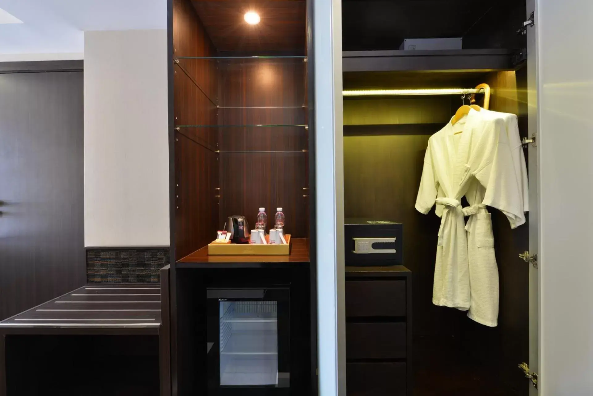 Bedroom, Bathroom in Hotel Royal Bangkok@Chinatown
