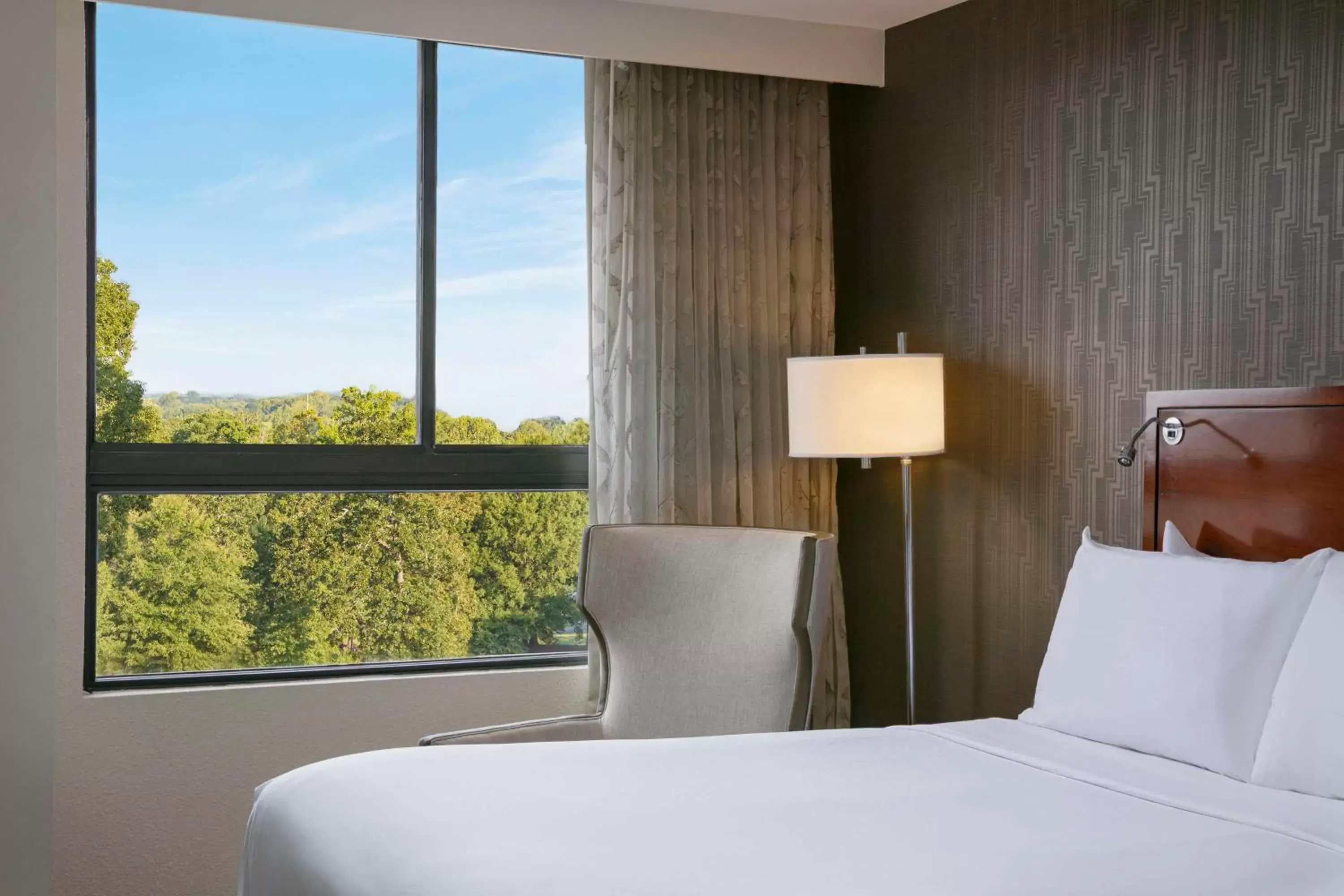 View (from property/room), Bed in Sonesta Charlotte Executive Park