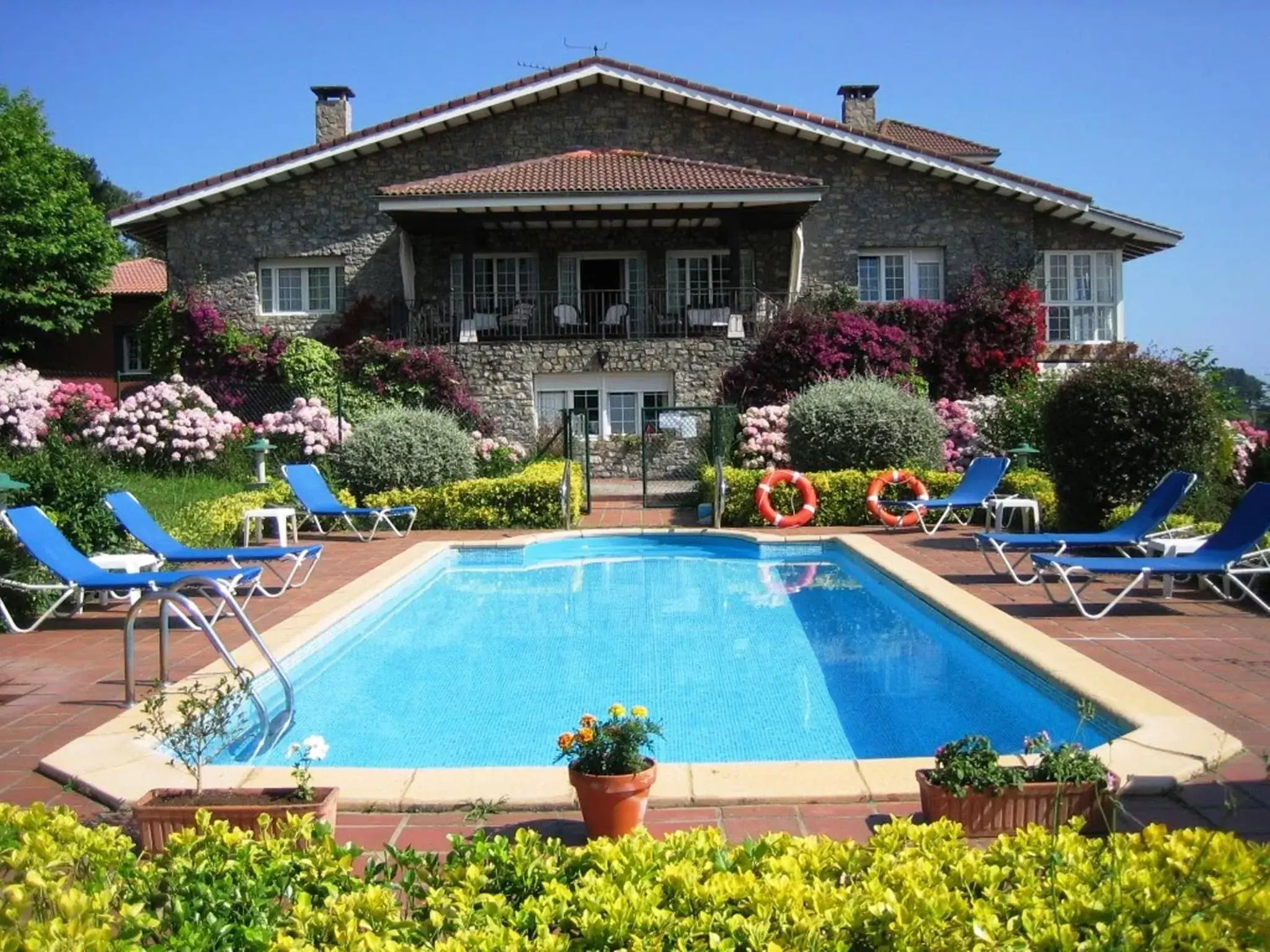 Garden, Swimming Pool in Hotel Los Caspios