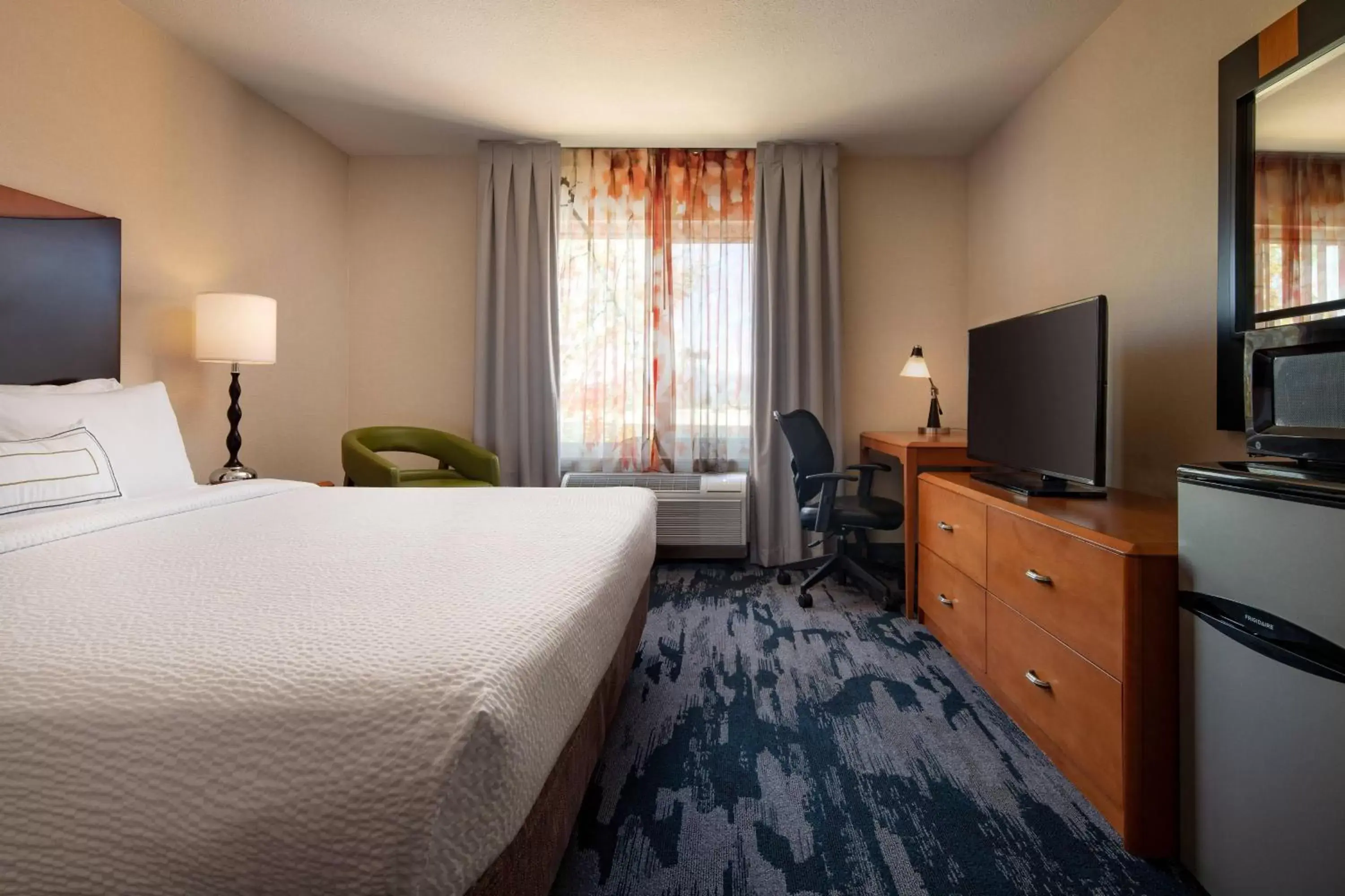 Photo of the whole room, Bed in Fairfield Inn & Suites Redding