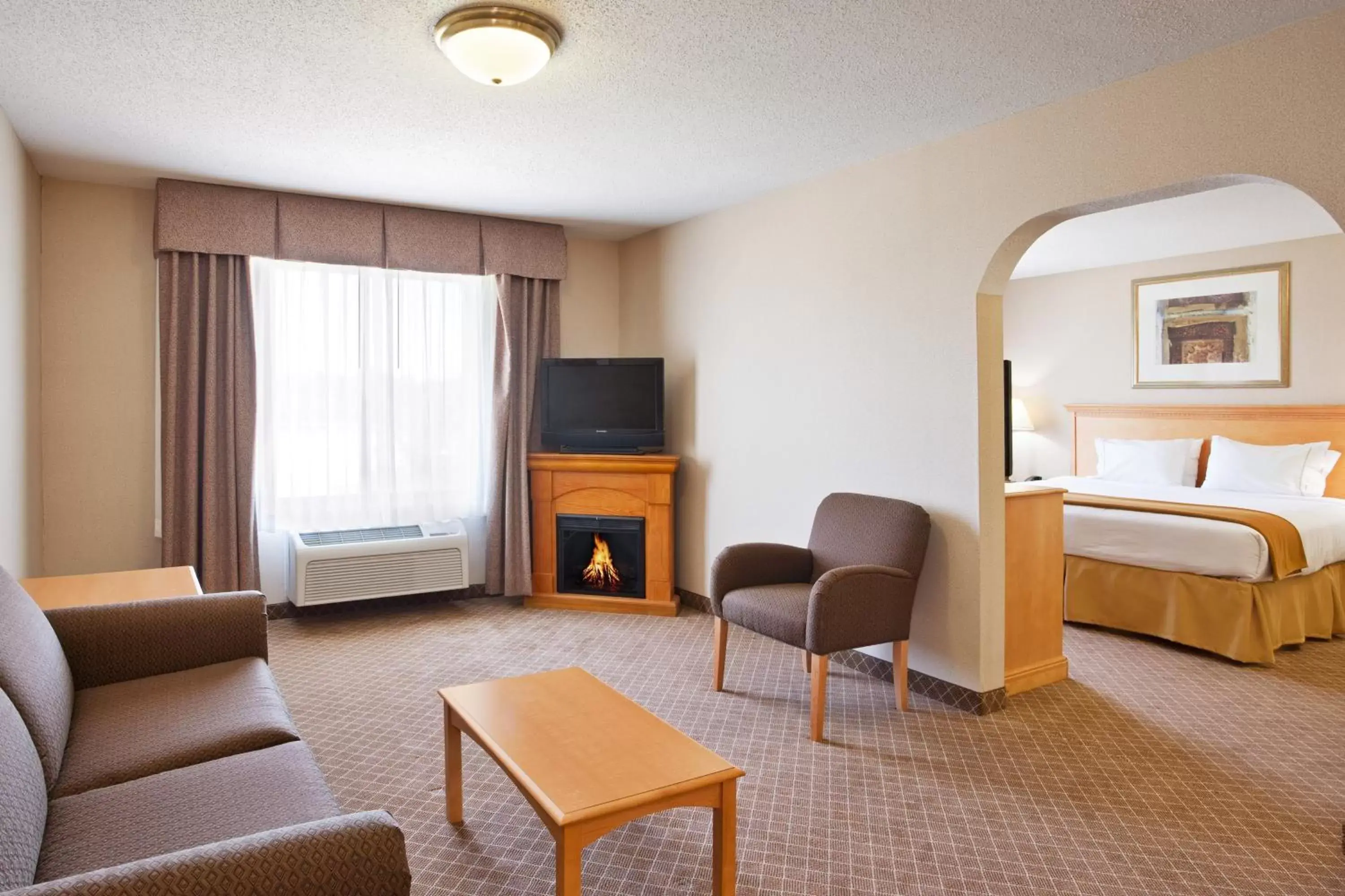 Photo of the whole room, Seating Area in Holiday Inn Express Hotel & Suites Chesterfield - Selfridge Area, an IHG Hotel