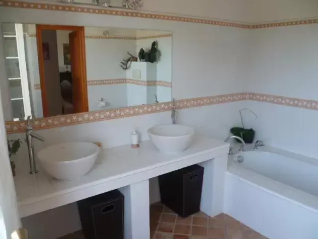 Bathroom in Chambre d'hôtes "La Bastide des Eucalyptus"