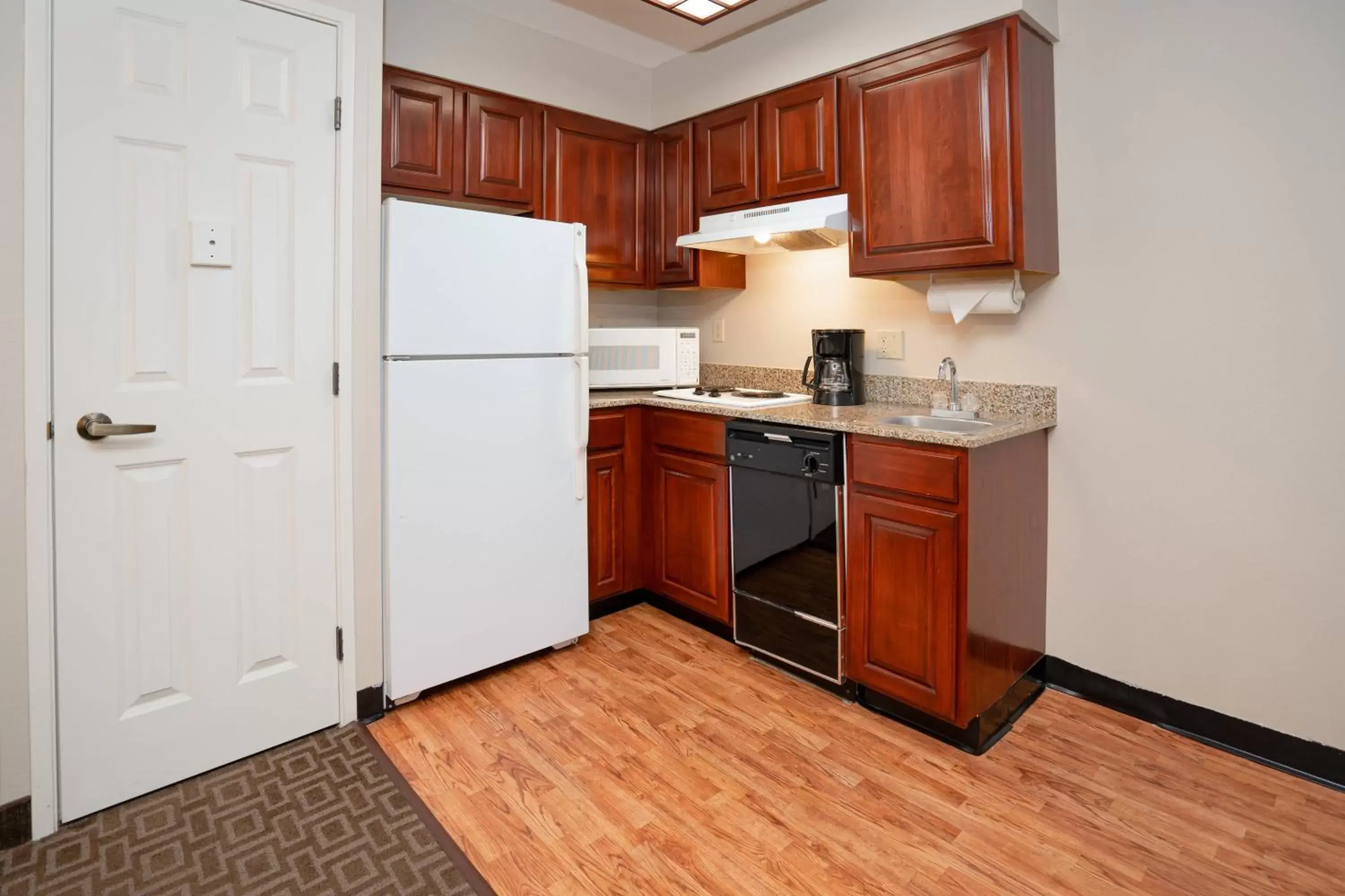 Photo of the whole room, Kitchen/Kitchenette in TownePlace Suites Rochester