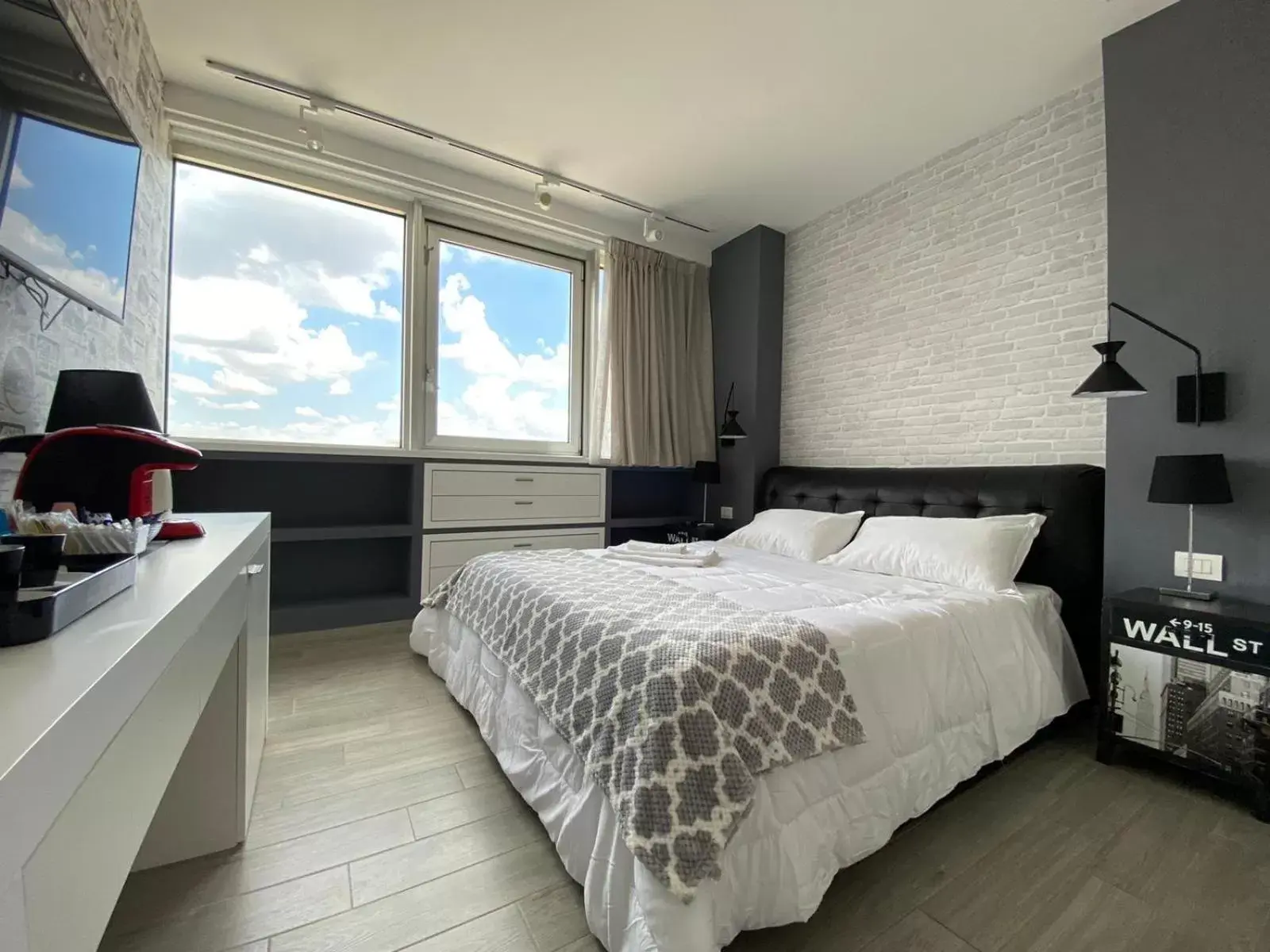 Bedroom in 2B Fifteen Floor Suite Napoli