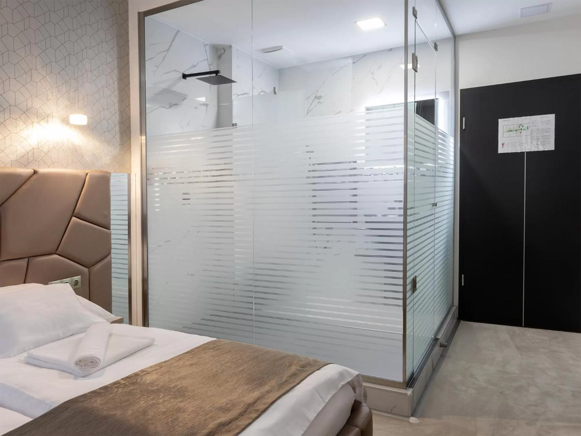 Shower, Bed in Z Rooms Boutique Smart Hotel, személyzet nélkül