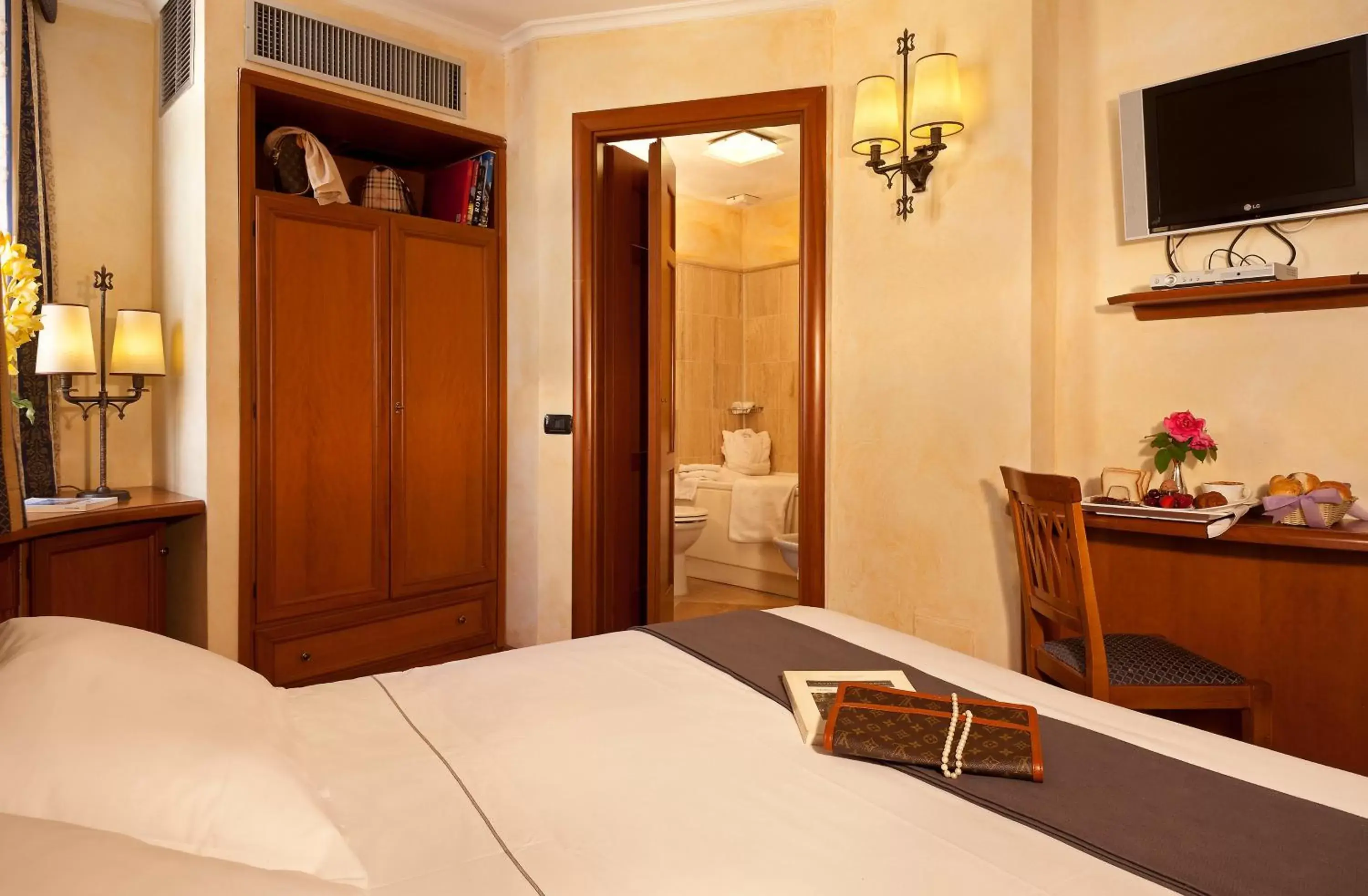Photo of the whole room, Bed in Hotel La Fenice