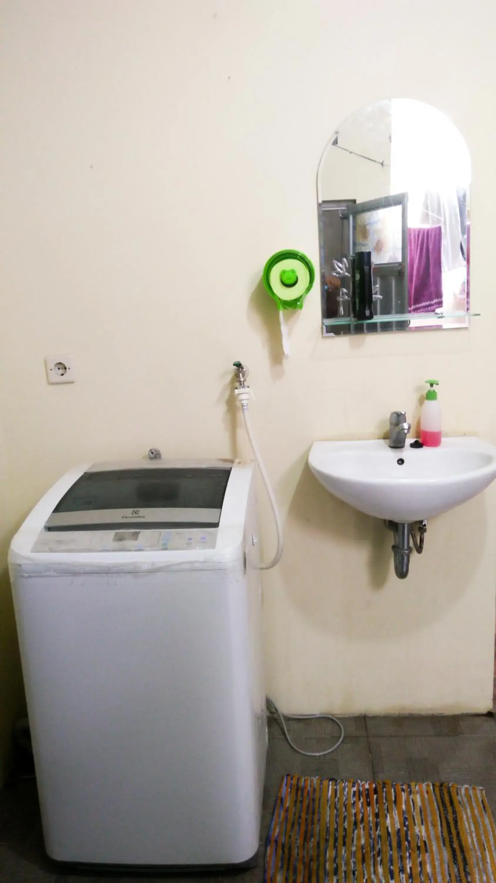 Property building, Bathroom in Ngampilan Backpacker Hostel