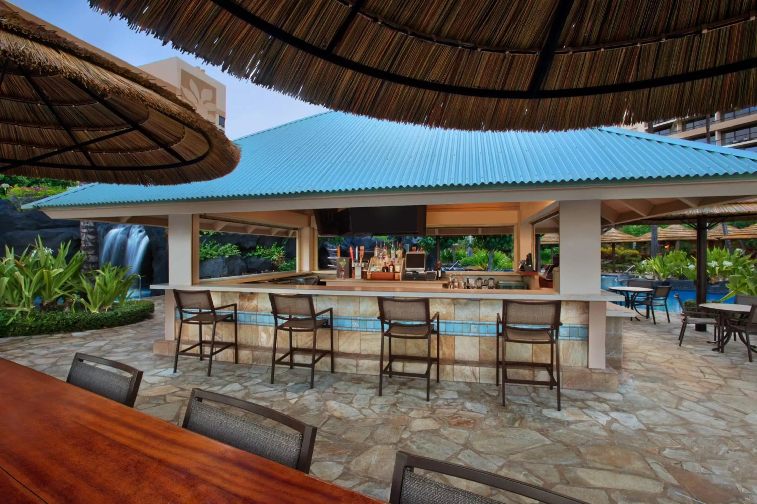 Swimming pool, Lounge/Bar in Marriott's Maui Ocean Club - Molokai, Maui & Lanai Towers
