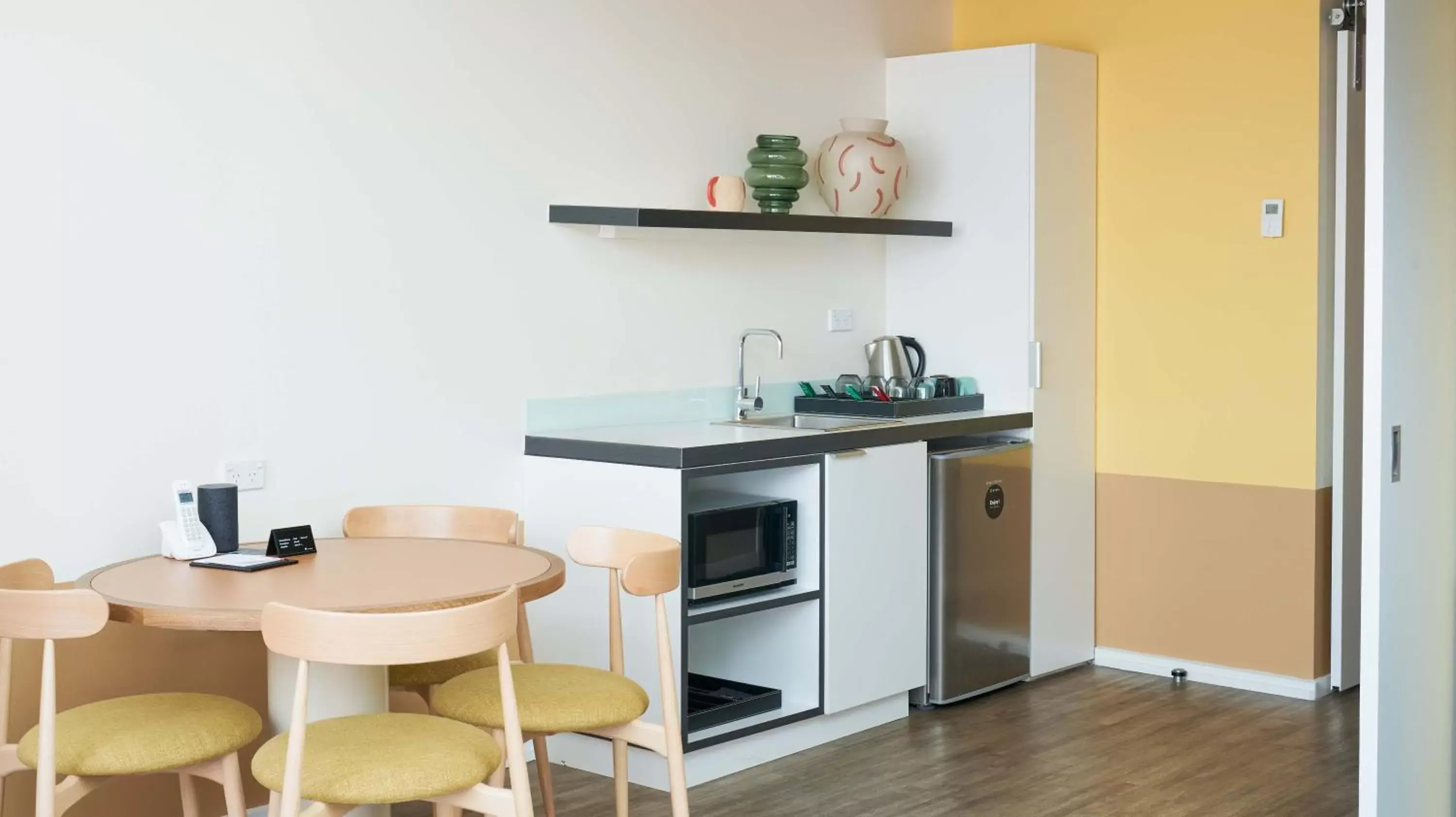 Kitchen or kitchenette, Kitchen/Kitchenette in Laneways by Ovolo