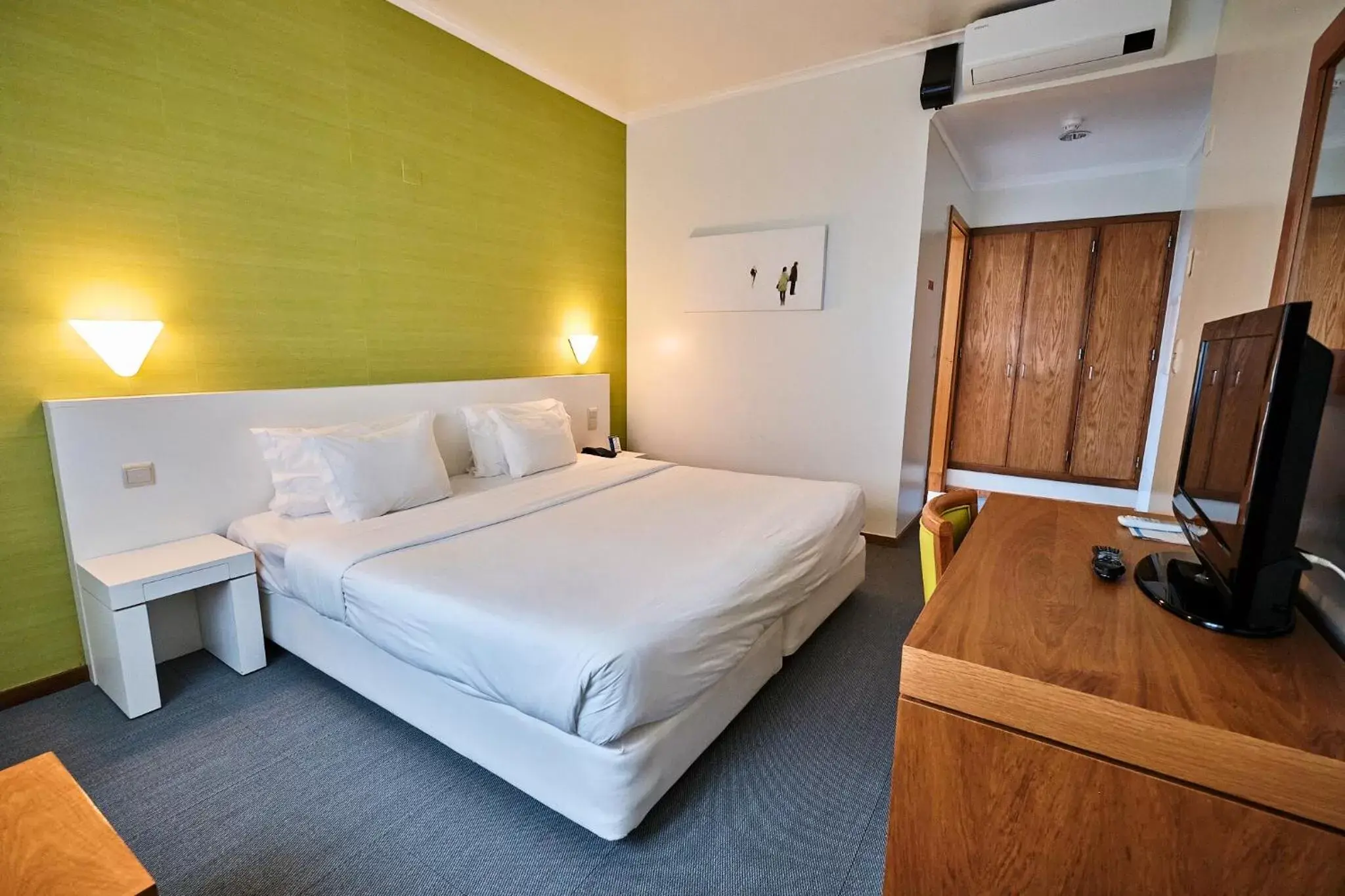 Communal lounge/ TV room, Bed in Hotel Varandas do Atlântico by RIDAN Hotels Communal lounge/ TV room, Bed in Hotel Varandas do Atlântico by RIDAN Hotels