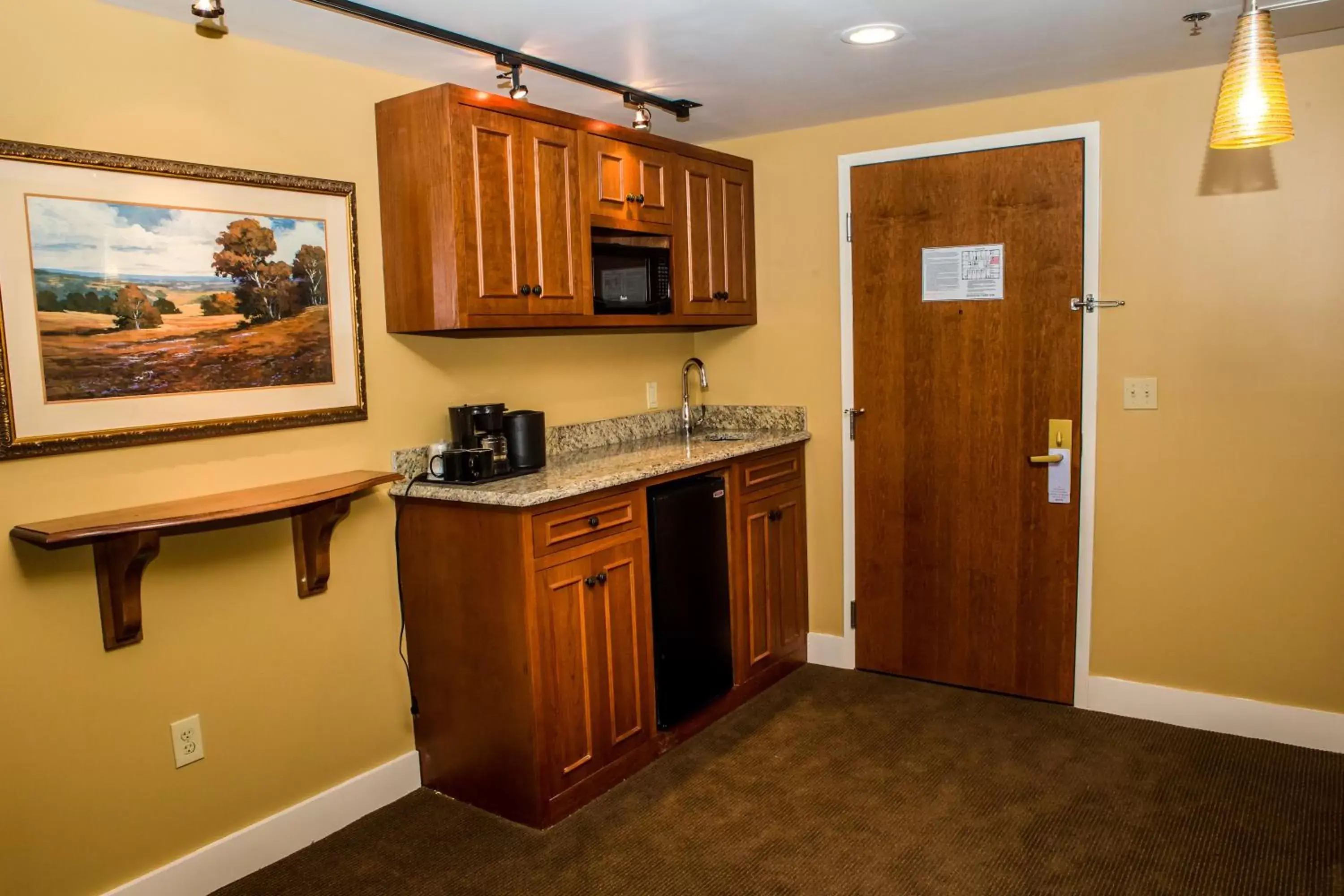 Living room, Kitchen/Kitchenette in Jackson Park Inn, Ascend Hotel Collection