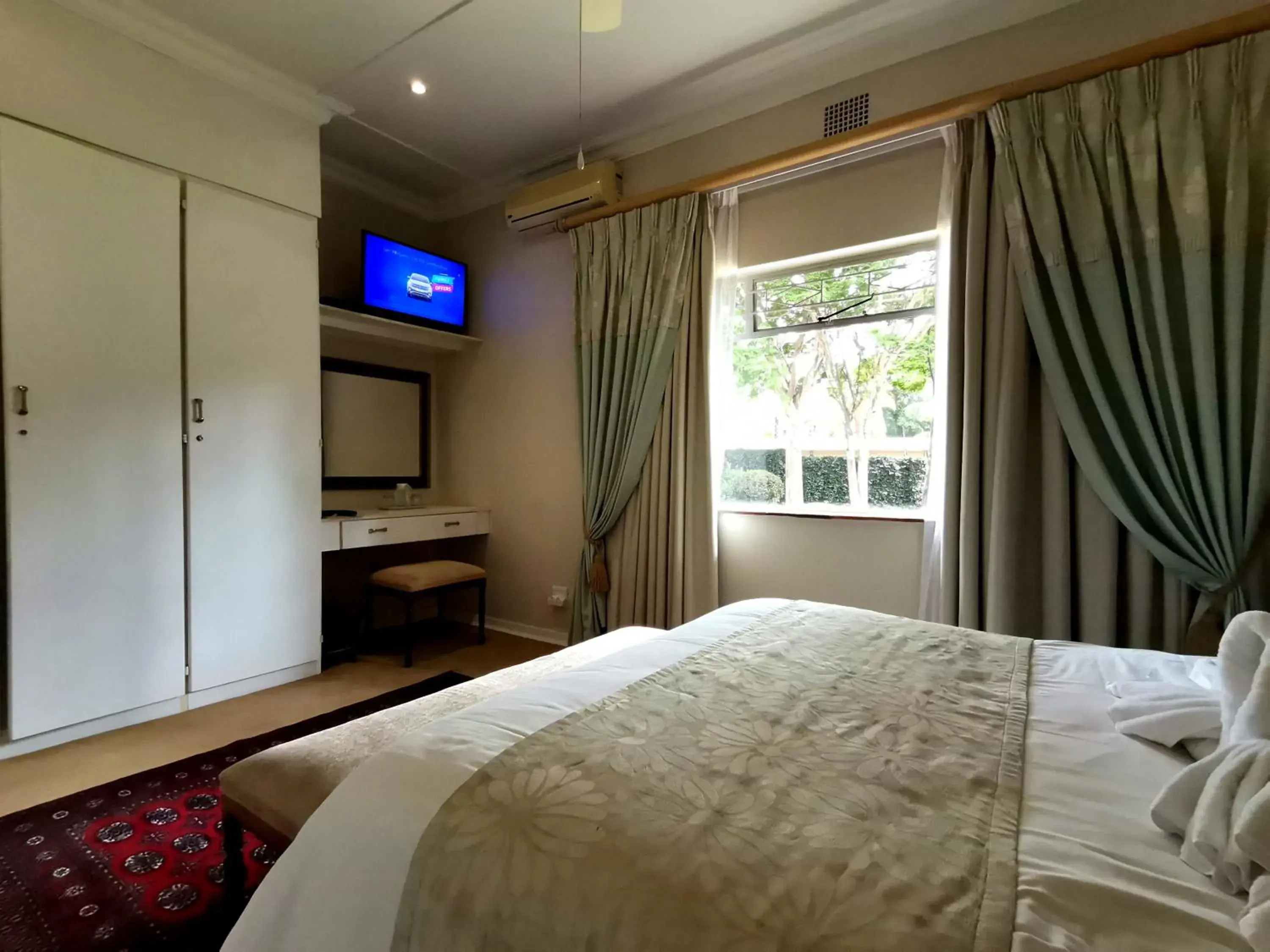 TV and multimedia, Bed in Royal Ridge Guesthouse