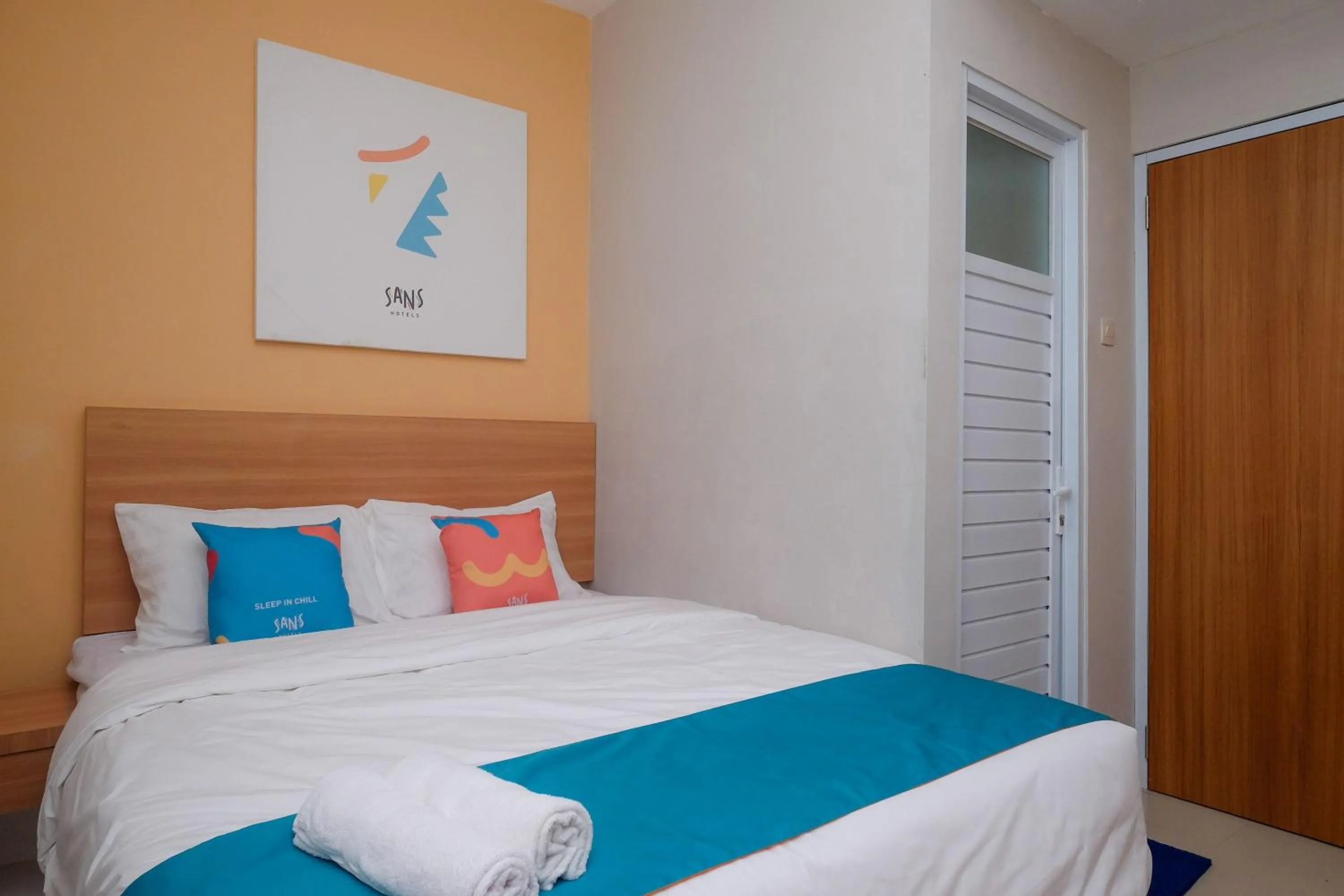 Bedroom in Sans Hotel Tiga Putri Semarang by RedDoorz