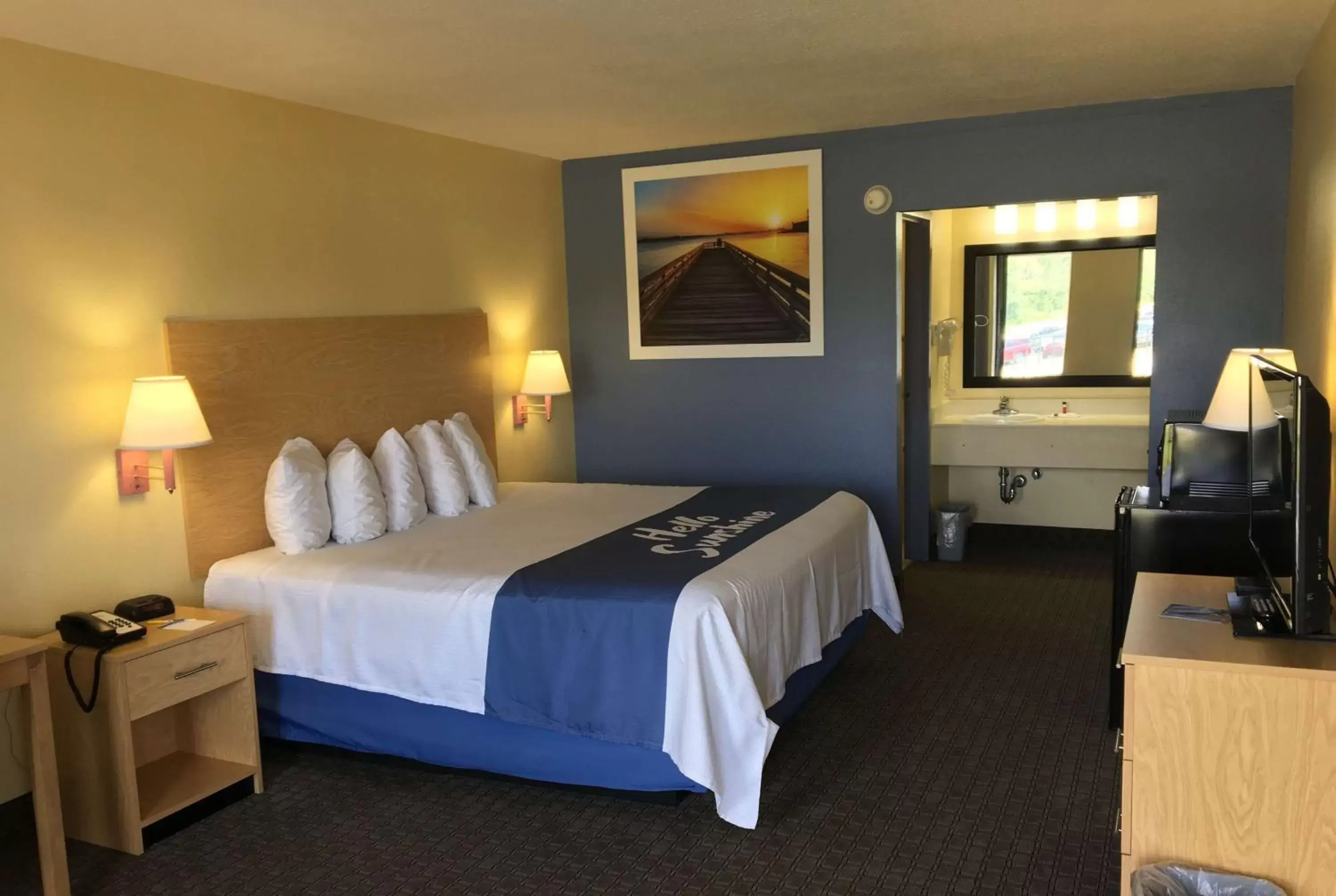 Photo of the whole room, Bed in Days Inn by Wyndham Crystal River