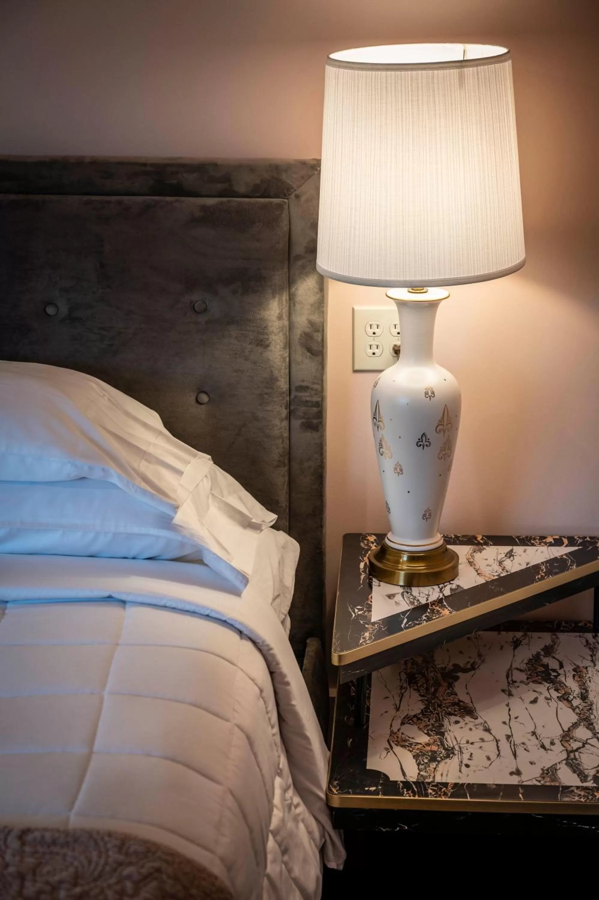 Bed in Hotel Broad Ripple