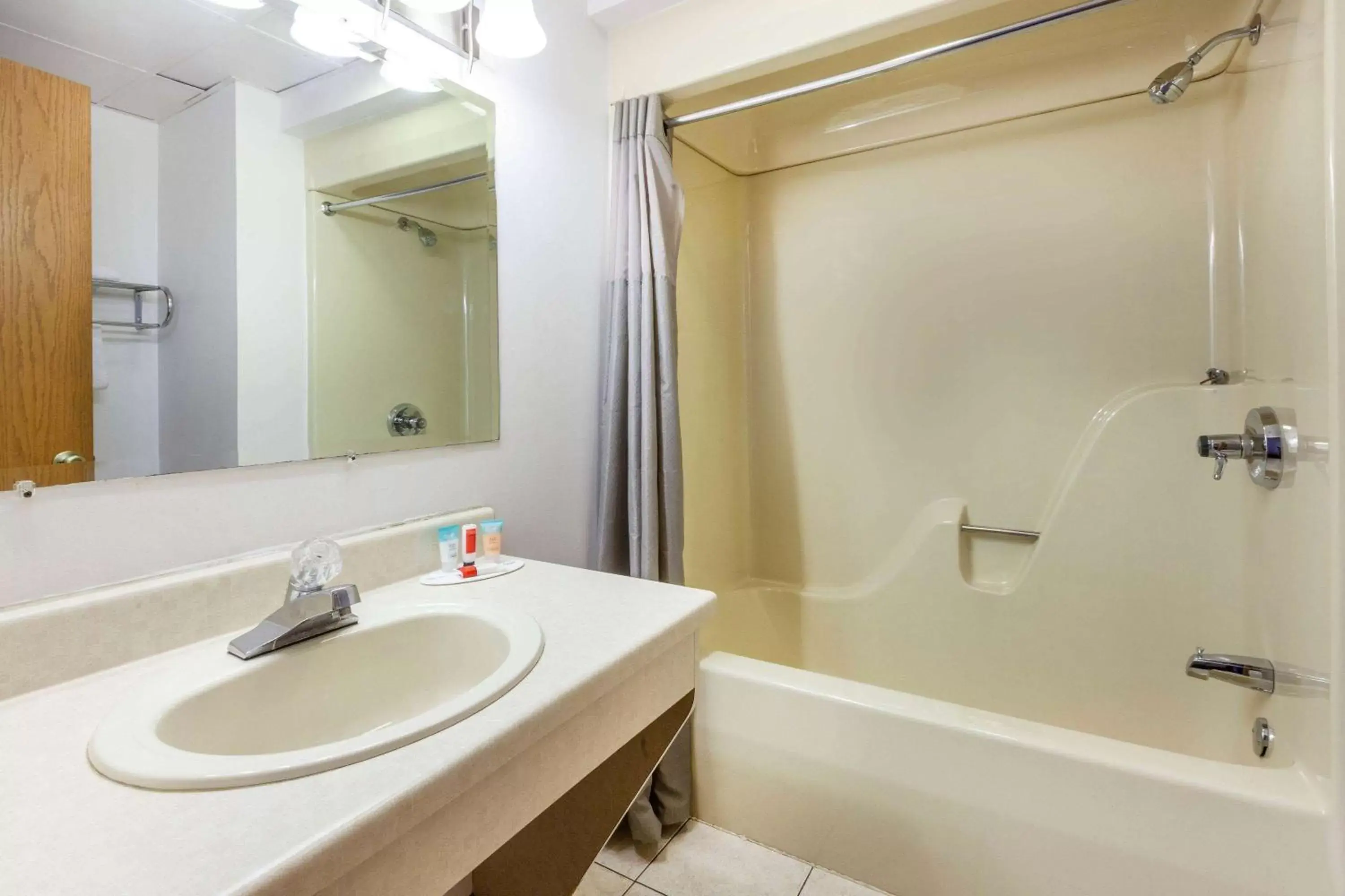 TV and multimedia, Bathroom in Travelodge by Wyndham Escanaba