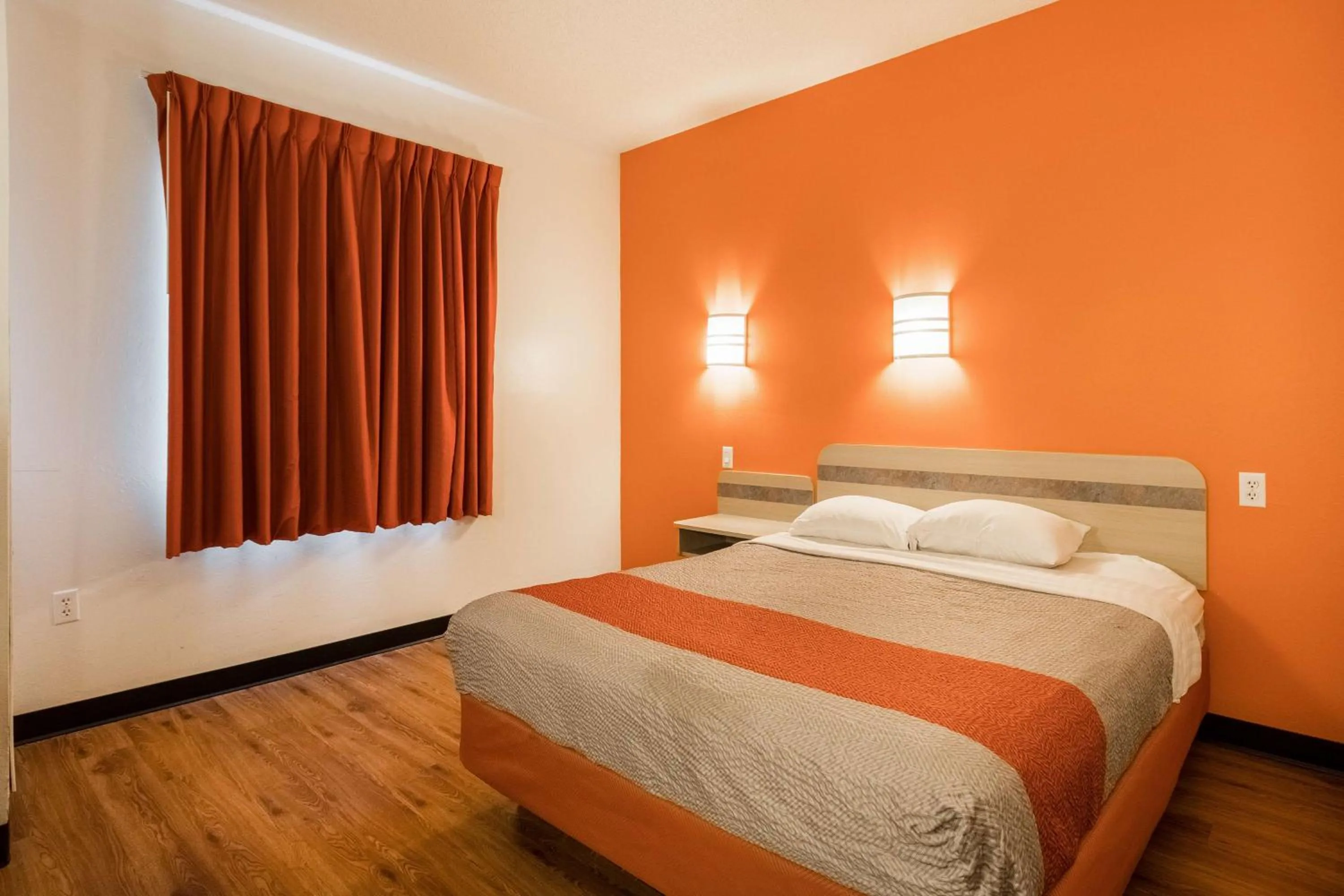 Photo of the whole room, Bed in Motel 6-Newport, TN