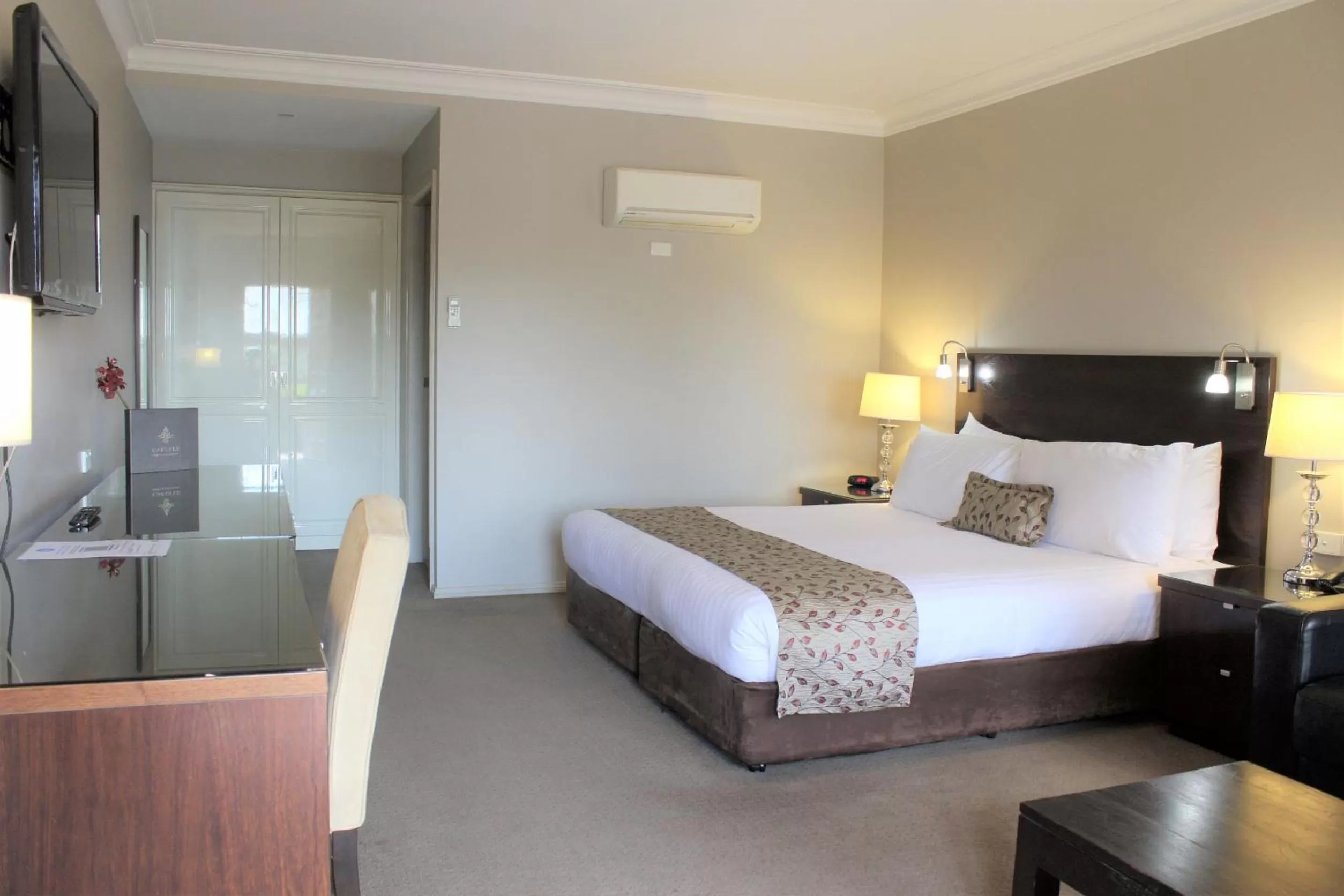 Bedroom, Bed in Carlyle Suites & Apartments