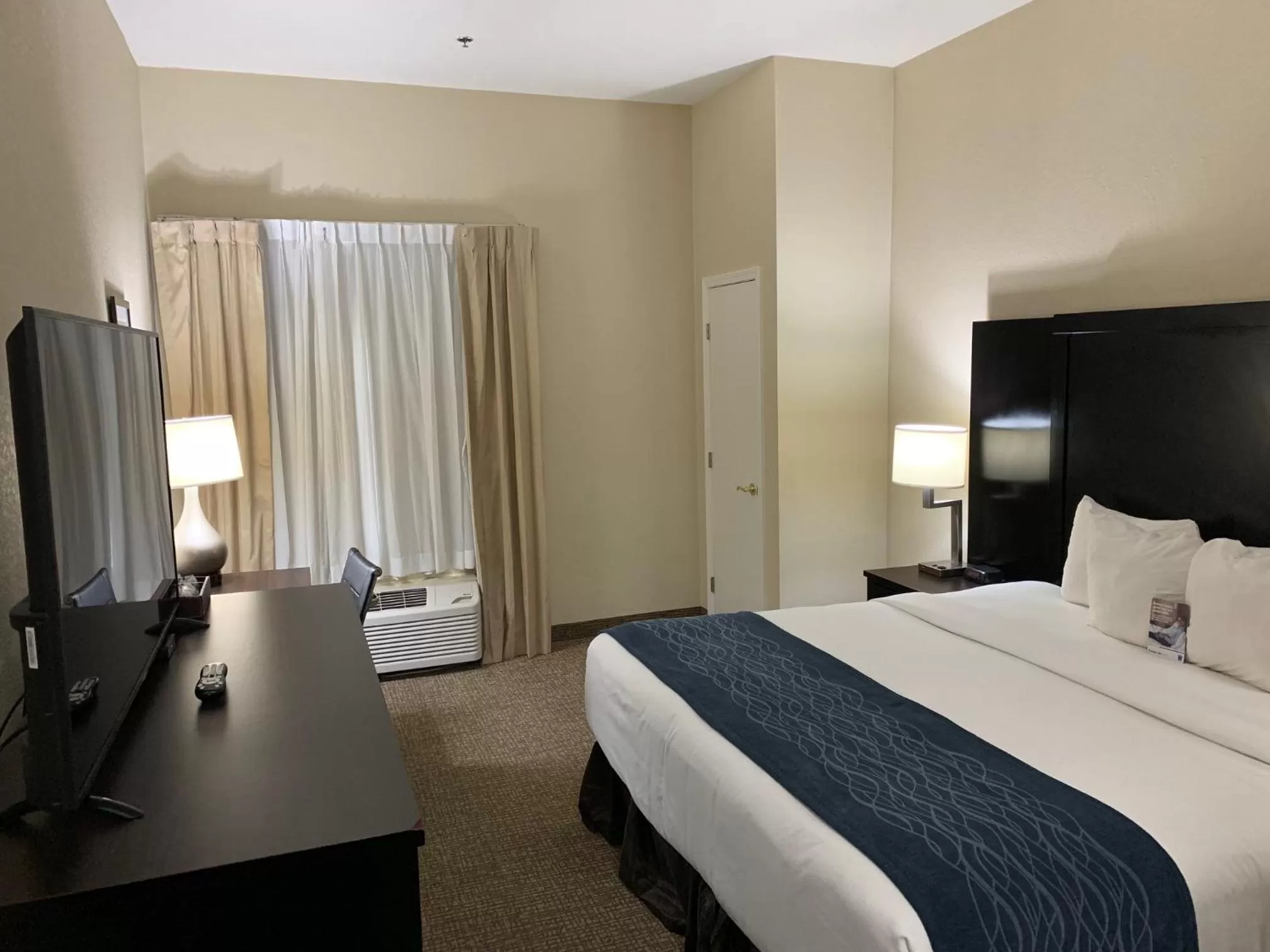 Bed in Comfort Inn & Suites Atlanta-Smyrna