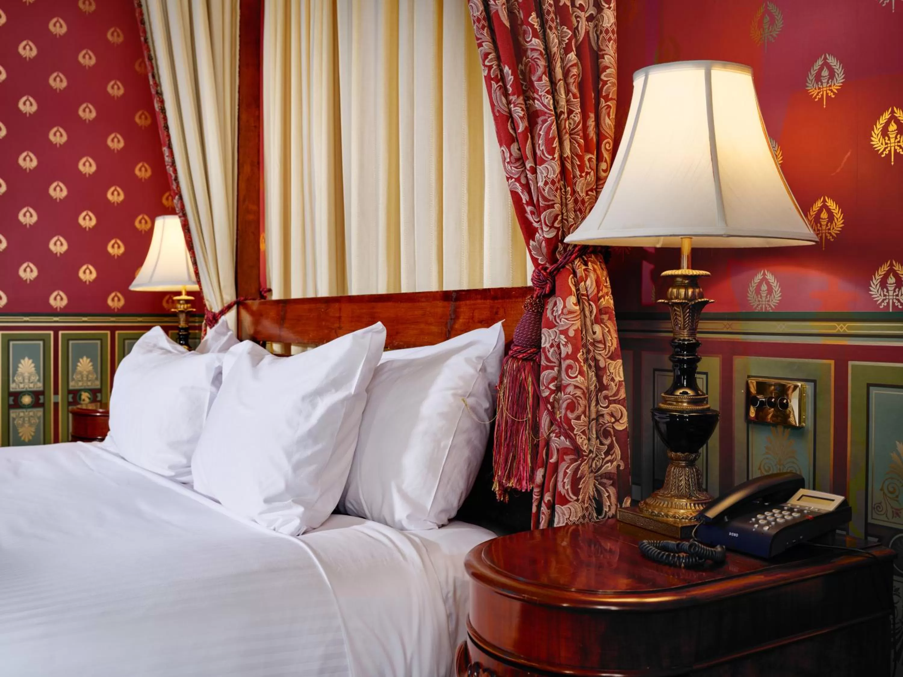 Bed in Craig's Royal Hotel