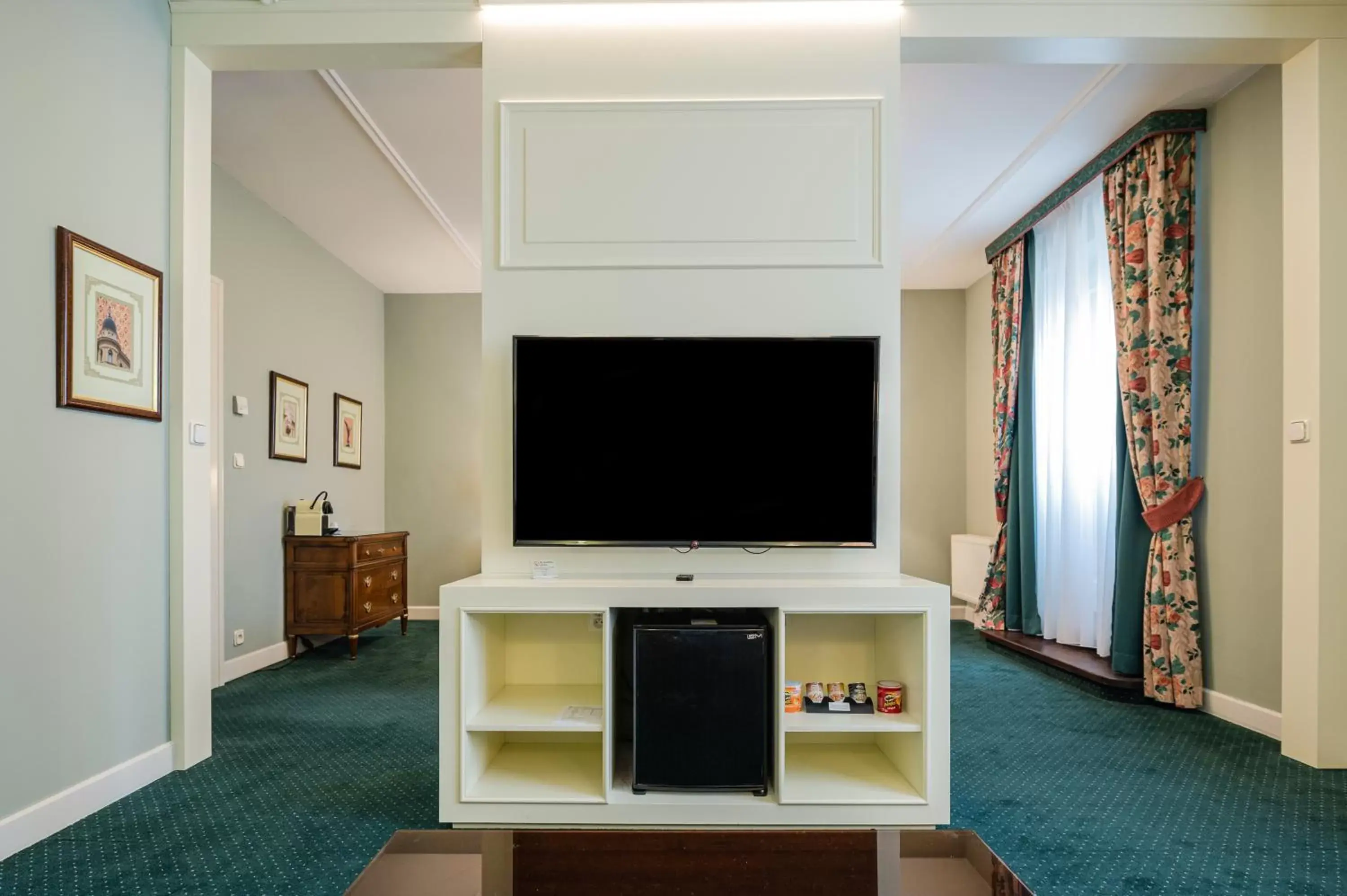 TV/Entertainment Center in Hotel Liberty