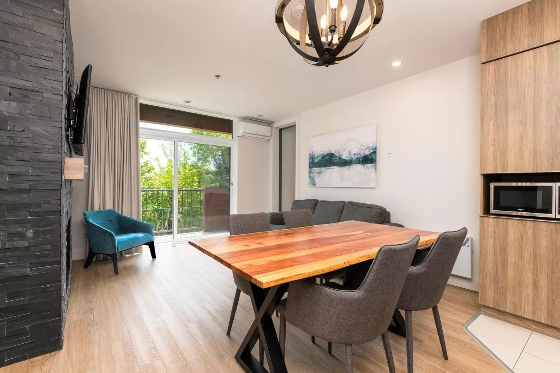 Kitchen or kitchenette, Dining Area in Appartements au Massif - Les Caches de la Grande Pointe - Ski, Vélo, Plein-air