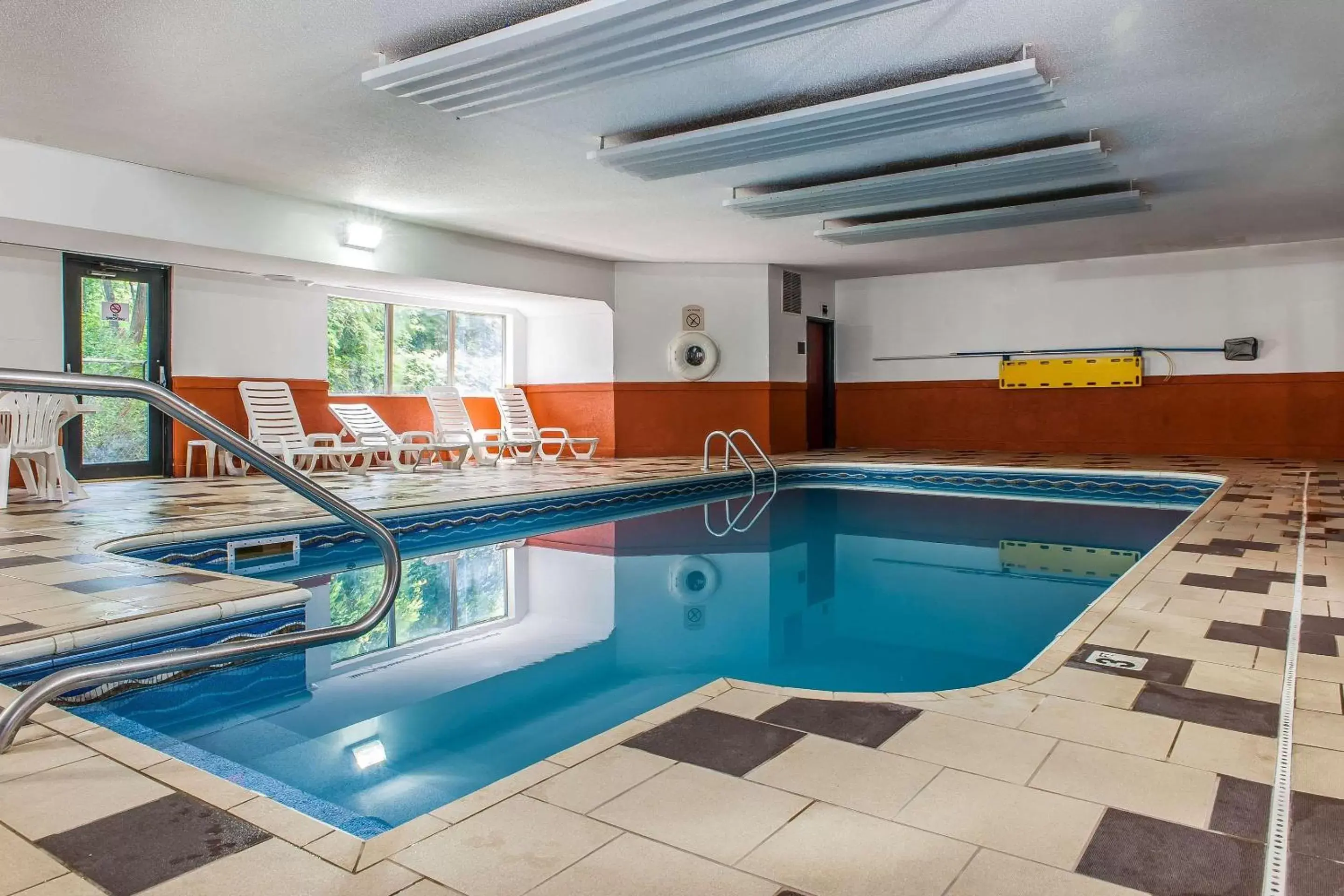 Swimming pool in Comfort Inn Swimming pool in Comfort Inn