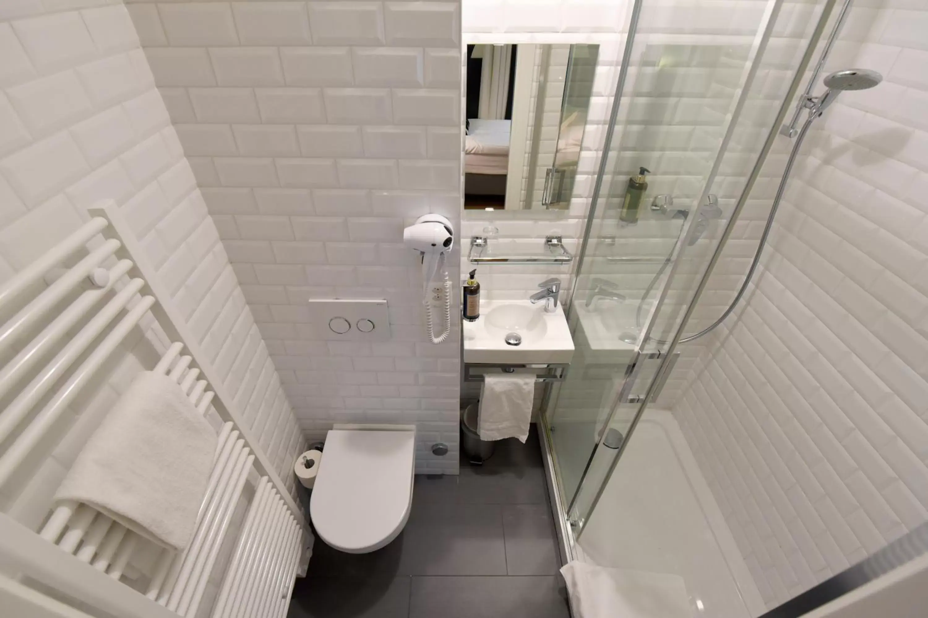 Shower, Bathroom in Hôtel Pax