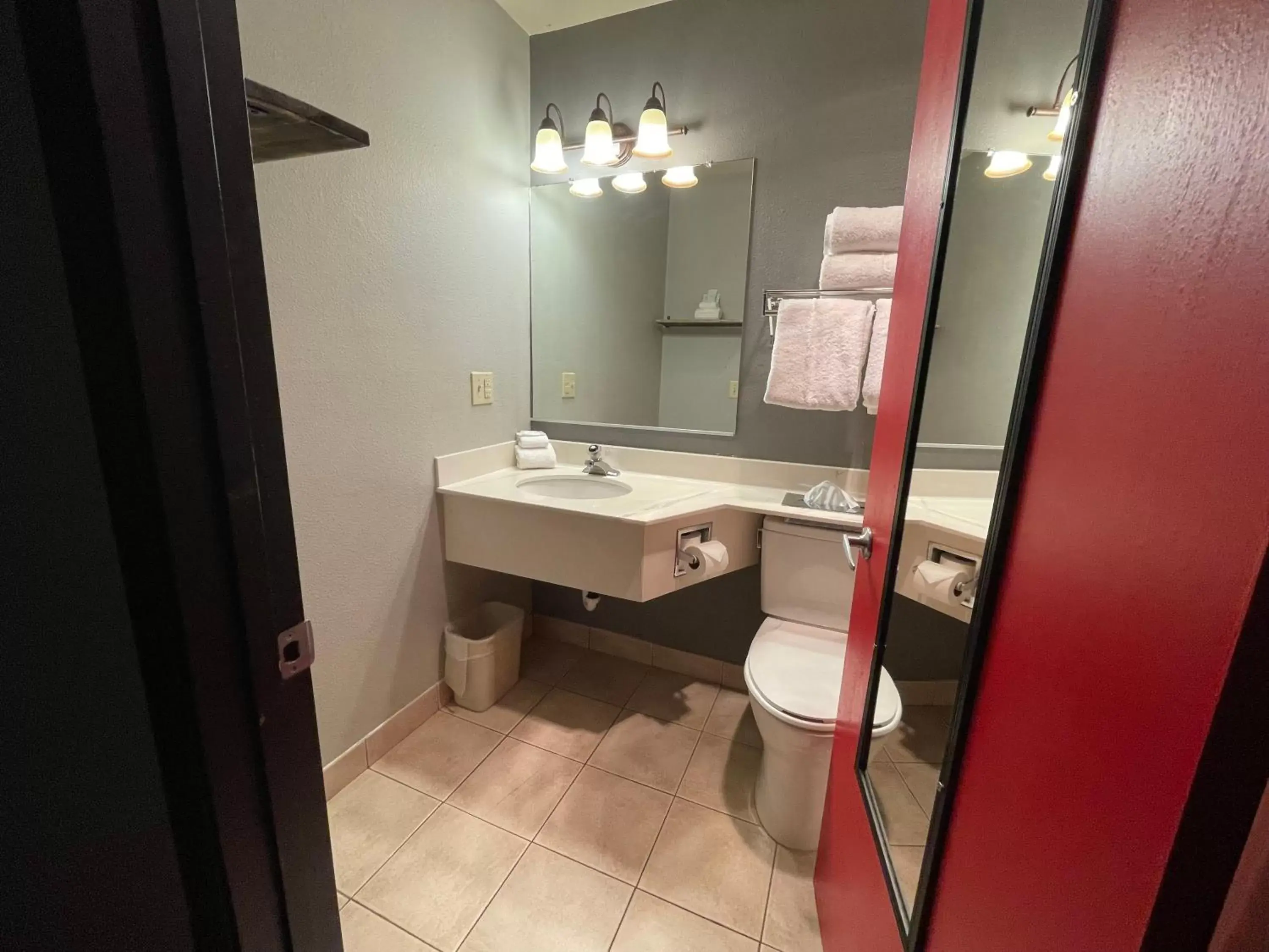 Bathroom in Sunnyside Inn and Suites