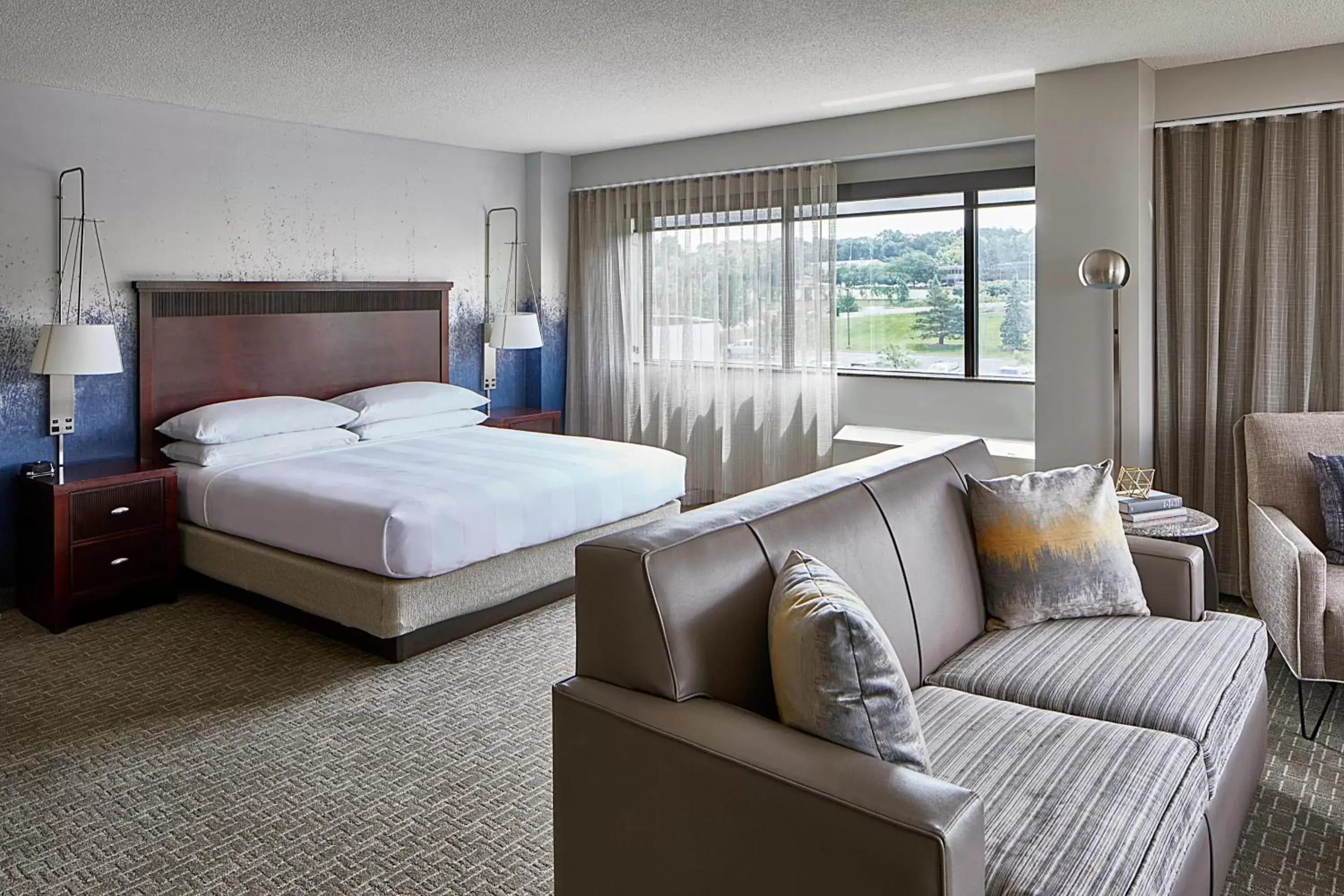 Photo of the whole room, Bed in Minneapolis Marriott West