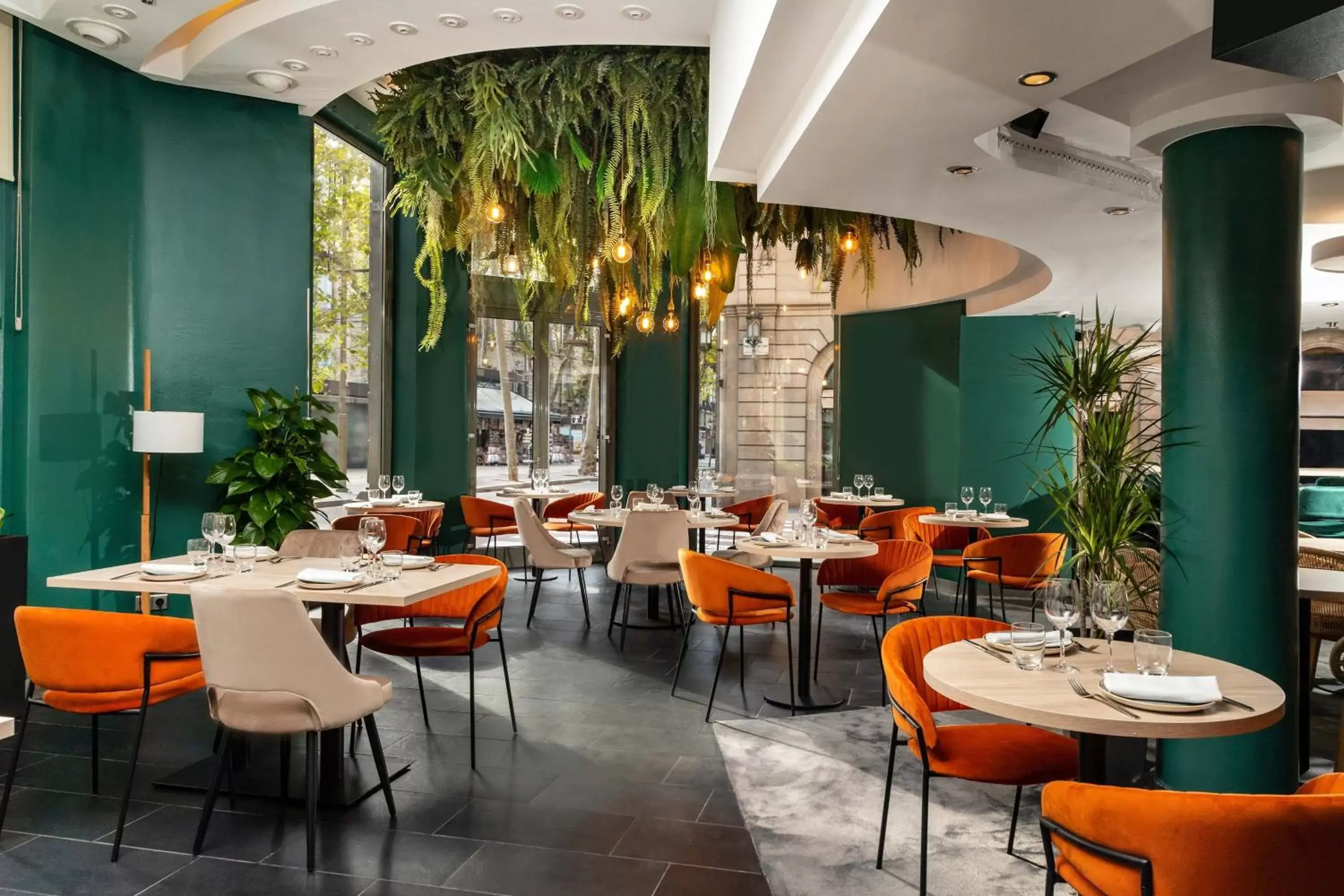 Restaurant/Places to Eat in Le Meridien Barcelona