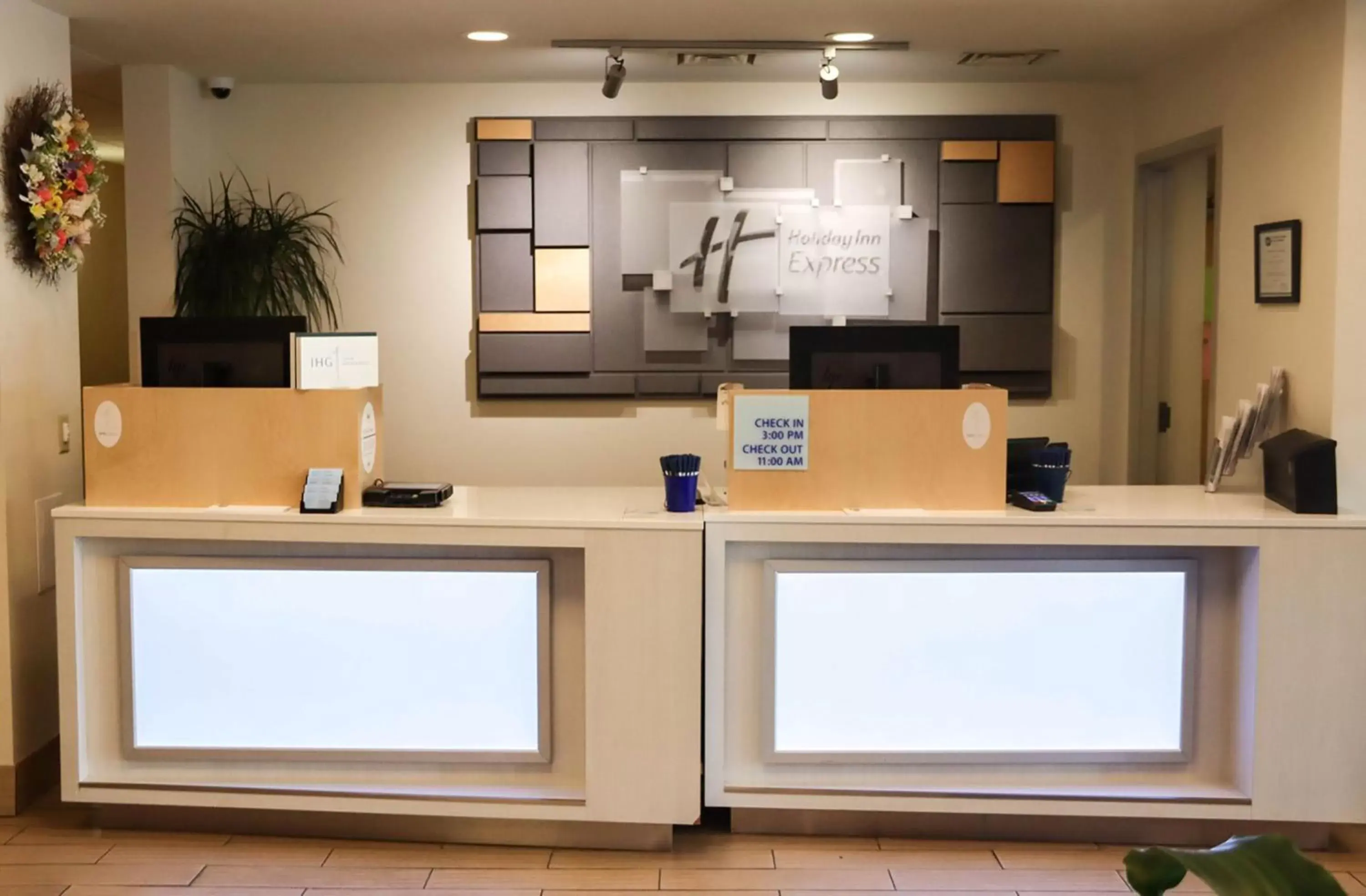 Property building, Lobby/Reception in Holiday Inn Express Cedar Rapids - Collins Road, an IHG Hotel